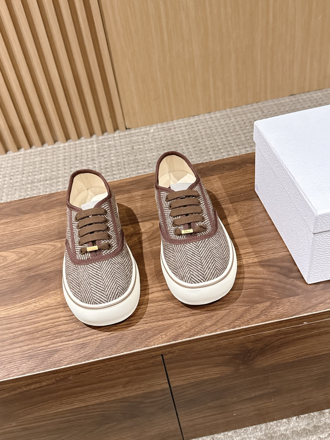 NO:819699,Christian Dior's new spring and summer presbyopia slip-on loafers. Its design is self-recognizable. The iconic presbyopia pattern is low-key and textured. It can show style without unnecessary decoration. The slip-on design weakens the sense of tediousness. It has a casual and unpretentious temperament, and can easily be worn with an effortless French sense of luxury.  The foot feel is also completely online, the upper foot is soft and comfortable, it feels like stepping on clouds, and your feet will not be tired after walking for a long time. The design is super friendly for lazy people. Fabric upper, fabric lining, rubber outsole, size 35-40 (customized size 40 is non-refundable), heel height 2.5cm, casual shoes/sports shoes, dior, dior, loafers, sneakers19860909Christian Dior 迪奥春夏新款老花一脚蹬乐福鞋 它的设计自带辨识度,标志性的老花图案低调又有质感,不用多余装饰就能彰显格调,一脚蹬的设计弱化了繁琐感,自带随性不刻意的气质,轻松穿出不费力的法式高级感. 脚感也完全在线,上脚软弹舒适,踩上去像踩在云朵上,长时间走路也不会累脚.懒人一脚蹬的设计超友好. 鞋面布面 内里布面 大底橡胶大底 size35-40码（40码定制不退换） 跟高2.5cm,休闲鞋/运动鞋,dior,dior,loafers,sneakers,Women's Shoes