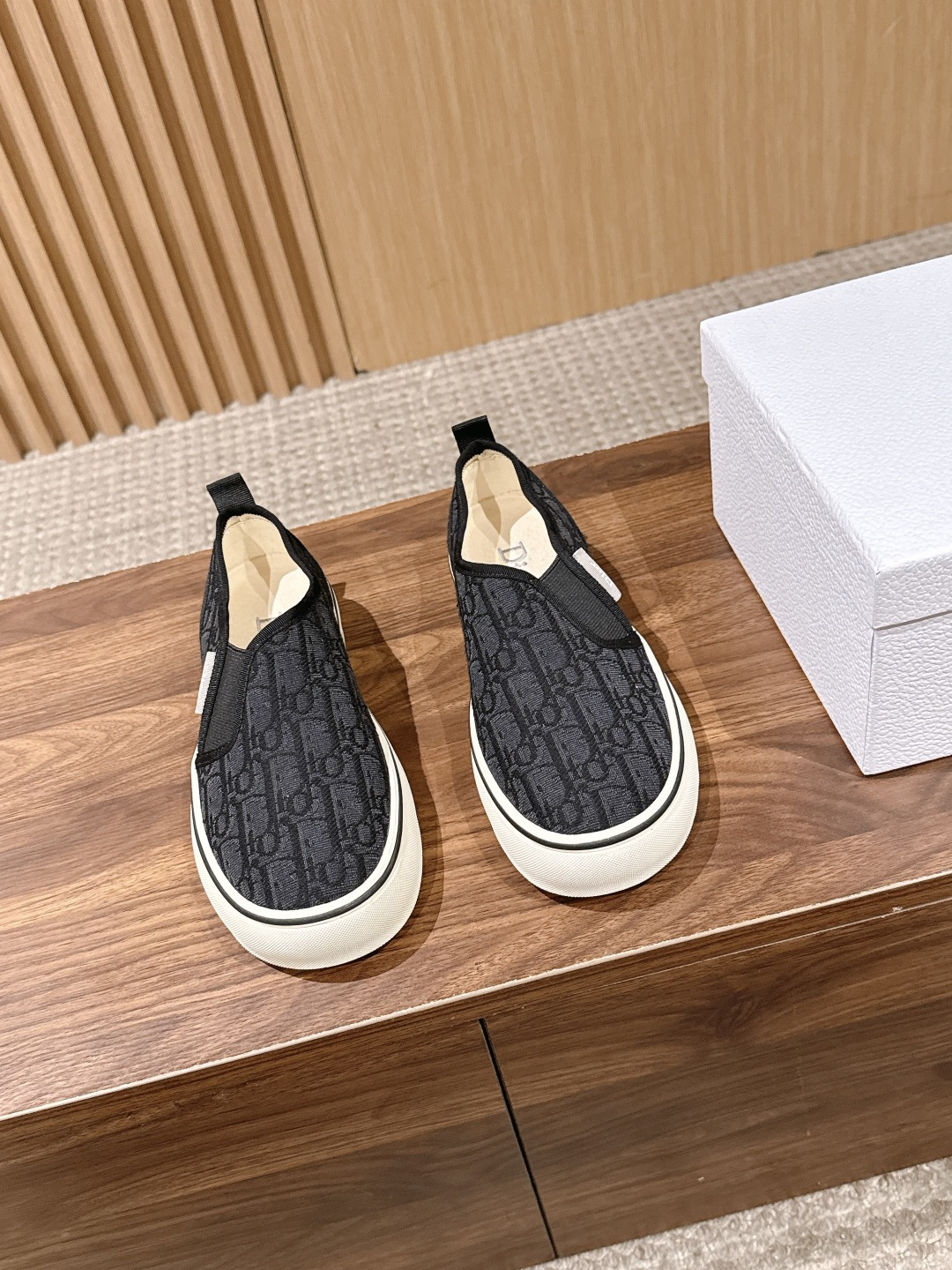 NO:819705,Christian Dior's new spring and summer couple size presbyopia slip-on loafers. Its design is self-recognizable. The iconic presbyopia pattern is low-key and textured. It can show style without unnecessary decoration. The slip-on design weakens the sense of tediousness. It has a casual and unpretentious temperament, and can easily be worn with an effortless French sense of luxury.  The foot feel is also completely online, the upper foot is soft and comfortable, it feels like stepping on clouds, and your feet will not be tired after walking for a long time. The design is super friendly for lazy people. Fabric upper, cloth lining, rubber outsole, size 35-46M, casual shoes/sports shoes, dior, dior, loafers, sneakers19860909Christian Dior 迪奥春夏新款情侣码老花一脚蹬乐福鞋 它的设计自带辨识度,标志性的老花图案低调又有质感,不用多余装饰就能彰显格调,一脚蹬的设计弱化了繁琐感,自带随性不刻意的气质,轻松穿出不费力的法式高级感. 脚感也完全在线,上脚软弹舒适,踩上去像踩在云朵上,长时间走路也不会累脚.懒人一脚蹬的设计超友好. 鞋面布面 内里布面 大底橡胶大底 size35-46M,休闲鞋/运动鞋,dior,dior,loafers,sneakers,Women's Shoes