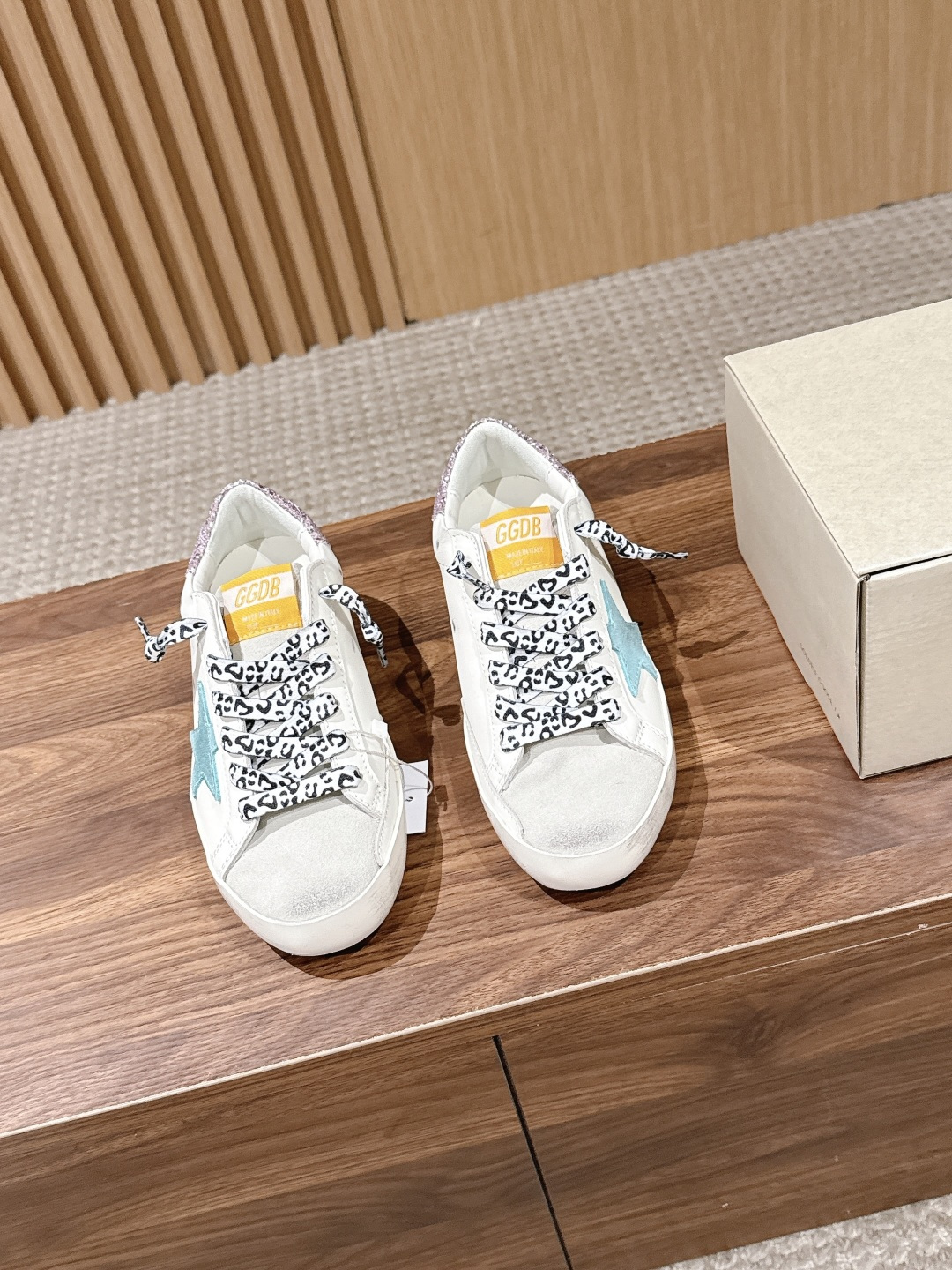 NO:867964,The top version of the Golden Goose Deluxe Brand Snerkers series of small dirty shoes. GGDB's new color small dirty shoes are popular earlier than the white shoes. Breaking the traditional aesthetic, the small dirty shoes have done it!  Celebrity private server on-feet demonstration is so versatile!  You no longer have to worry about washing your shoes!  Original custom-made cowhide for the upper, terry cloth lining + cowhide lining, new TR outsole/rubber outsole + high foam welt imported from Italy!  Exclusive molded latex insole 3.2cm inner height increase insole, the inner height increase is very well hidden, most people will not find that we have inner height increase, the insole is separate and can be taken out!  The process of polishing, coloring, and making the shoes dirty is all done by hand, super retro!  The latest colors!  Size 35/36/37/38/39/40 (40 non-refundable), casual shoes/sports shoes, sneakers, cowhide19860909顶级版本 Golden Goose Deluxe Brand Snerkers系列小脏鞋 GGDB新色小脏鞋火红程度比小白鞋还要早,打破传统审美,小脏鞋做到了！明星私服上脚示范 就是这么百搭 ！再也不用担心洗鞋的问题啦！鞋面原版定制牛皮,内里毛巾布+牛皮里,大底新款TR大底/橡胶大底+意大利进口高发泡沿条！独家开模乳胶垫 3.2cm内增高鞋垫,内增高藏的特别好,一般人不会发现我们有内增高,鞋垫是单独的,可以取出！鞋子从打磨上色,以及把鞋子变脏的过程都是纯手工完成,超级复古！ 最新配色！ 尺码35/36/37/38/39/40（40不退换）,休闲鞋/运动鞋,sneakers,cowhide,Women's Shoes