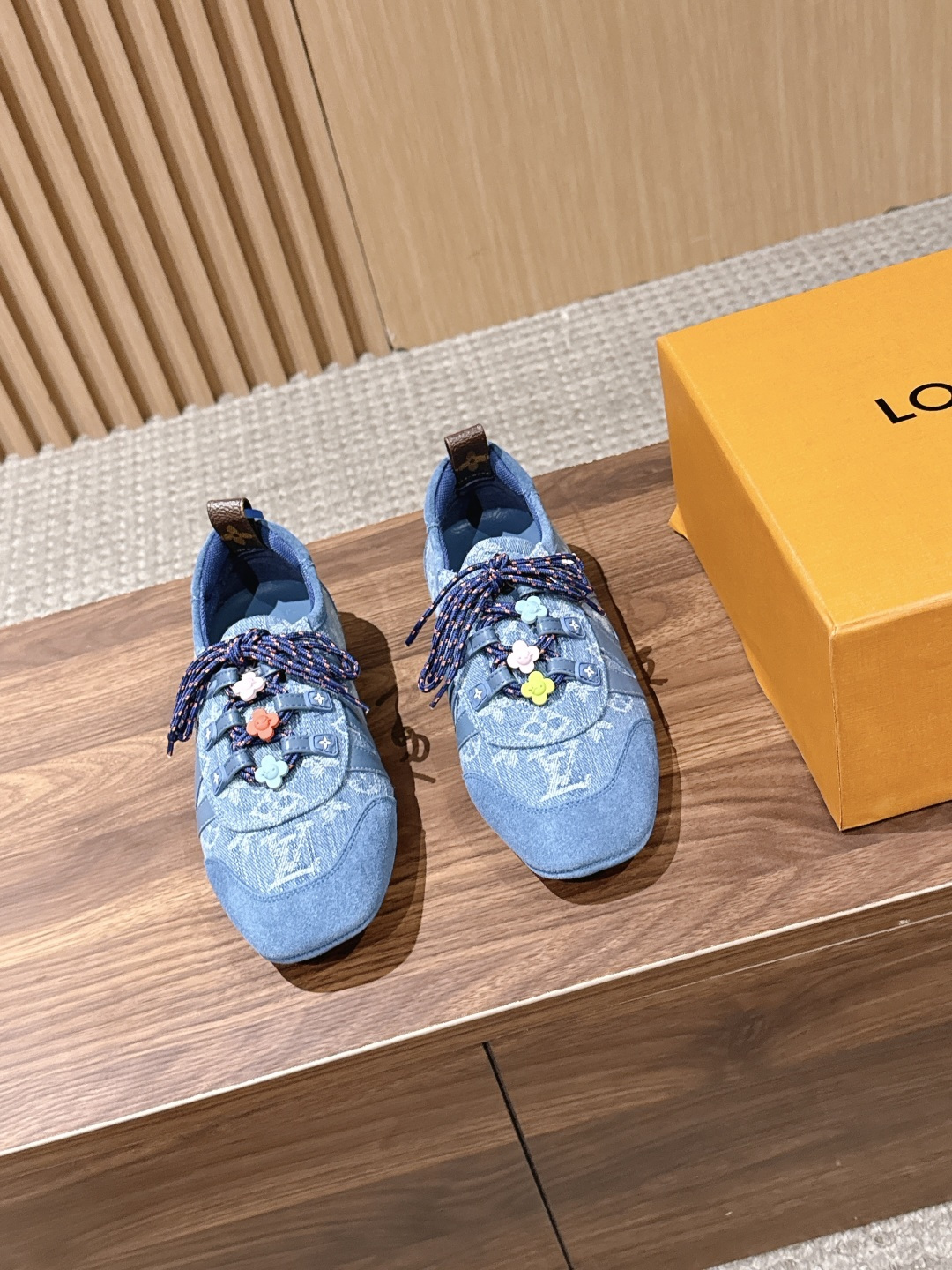 NO:876985,Purchasing agent [fasteners] LOUIS VUITTON donkey brand sneakers have been very popular recently! Brand spokesperson Song Qian, Zhou Dongyu, brand ambassador Zhong Chuxi, Ouyang Nana, Jin Chen, actors Zhuang Dafei, Xu Ruohan, Shen Yujie, Zhang Chuwen, and track and field athlete Wu Yanni have all stepped up to perform the dynamic sports trend. This pair of shoes combines the design of sports shoes with modern ballet flat shoes, with smooth lines and full of lightness and movement. Function and fashion are perfectly combined to perfectly interpret the minimalist sports style. Whether it is daily casual or elaborate dressing, it can be easily adapted, Sacchetto The flexible soles made with craftsmanship bring you a great feeling on your feet. The shoe body is equipped with Louis Vuitton's iconic elements such as the Monogram pattern, which instantly adds style and attracts countless eyes. Want to make your outfit more exciting? You’re right to choose it! Size women's size 35-42 (40/41/42 customized, non-refundable), casual shoes/sports shoes, louis vuitton, louis vuitton, louis vuitton, flats, sneakers19860909代购级【扣件】LOUIS VUITTON 驴牌运动鞋近来热度居高不下！品牌代言人宋茜周冬雨,品牌大使钟楚曦欧阳娜娜金晨,演员庄达菲徐若晗沈羽洁张楚文,田径运动员吴艳妮纷纷上身,演绎活力运动风潮  这双鞋将运动鞋与现代芭蕾平底鞋的设计相融合,线条流畅,尽显轻盈动感.功能与时尚完美结合,完美诠释极简运动风.无论是日常休闲,还是精心装扮,它都能轻松适配,Sacchetto 工艺打造的柔韧鞋底,带来超棒脚感.  鞋身带有 Monogram 图案等路易威登标志性元素,格调瞬间拉满,吸睛无数.想让穿搭更出彩？选它准没错！ Size女码35-42（40/41/42定做不退换）,休闲鞋/运动鞋,louis vuitton,louis vuitton,louis vuitton,flats,sneakers,Women's Shoes