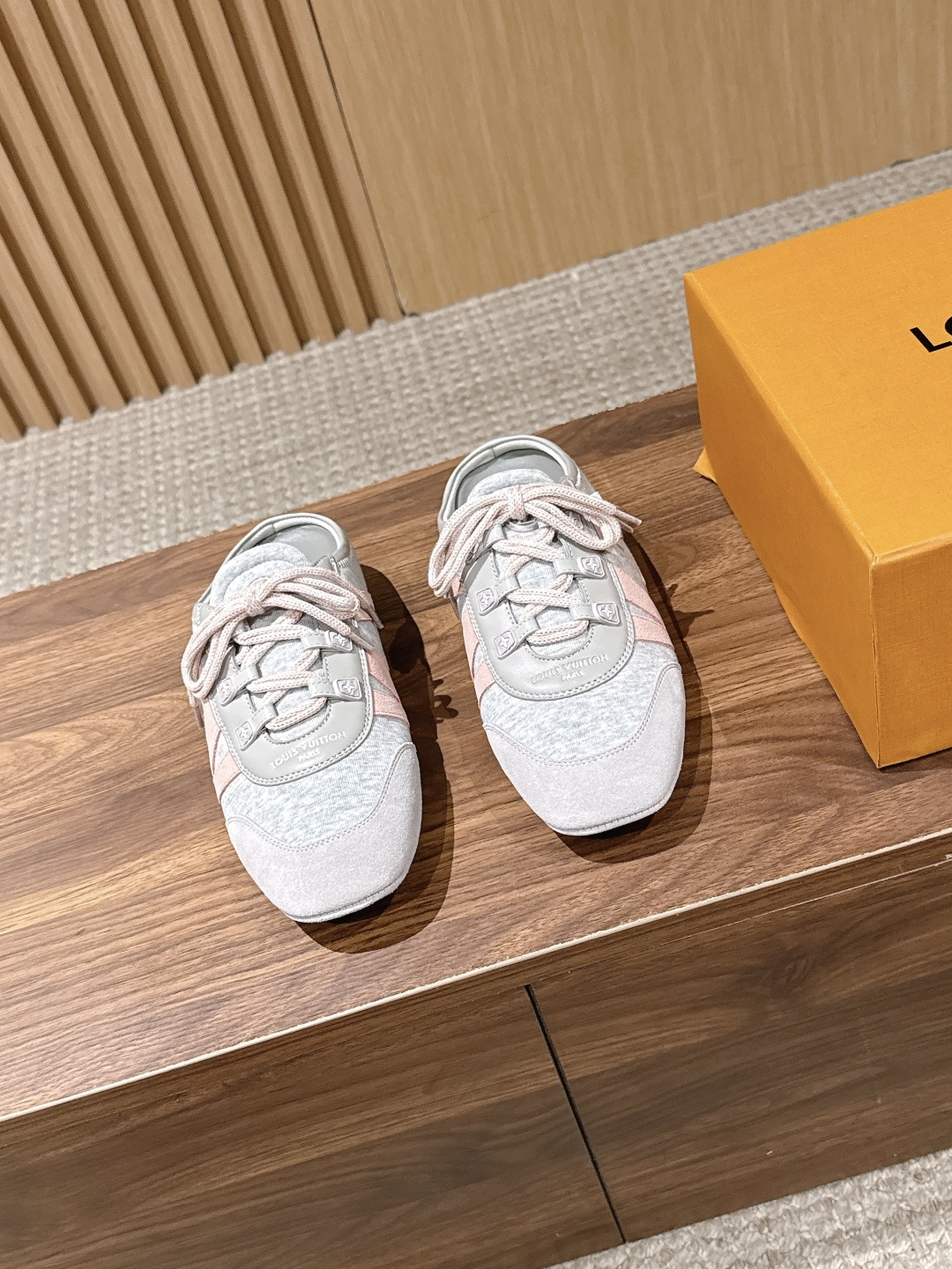 NO:876993,Purchasing agent LOUIS VUITTON donkey brand sneakers have been very popular recently! Brand spokesperson Song Qian, Zhou Dongyu, brand ambassador Zhong Chuxi, Ouyang Nana, Jin Chen, actors Zhuang Dafei, Xu Ruohan, Shen Yujie, Zhang Chuwen, and track and field athlete Wu Yanni have all stepped up to perform the dynamic sports trend. This pair of shoes combines the design of sports shoes with modern ballet flat shoes, with smooth lines and full of lightness and movement. Function and fashion are perfectly combined to perfectly interpret the minimalist sports style. Whether it is daily casual or elaborate dressing, it can be easily adapted, Sacchetto The flexible soles made with craftsmanship bring you a great feeling on your feet. The shoe body is equipped with Louis Vuitton's iconic elements such as the Monogram pattern, which instantly adds style and attracts countless eyes. Want to make your outfit more exciting? You’re right to choose it! Size women's size 35-42 (40/41/42 customized, non-refundable), casual shoes/sports shoes, louis vuitton, louis vuitton, louis vuitton, flats, sneakers19860909代购级 LOUIS VUITTON 驴牌运动鞋近来热度居高不下！品牌代言人宋茜周冬雨,品牌大使钟楚曦欧阳娜娜金晨,演员庄达菲徐若晗沈羽洁张楚文,田径运动员吴艳妮纷纷上身,演绎活力运动风潮  这双鞋将运动鞋与现代芭蕾平底鞋的设计相融合,线条流畅,尽显轻盈动感.功能与时尚完美结合,完美诠释极简运动风.无论是日常休闲,还是精心装扮,它都能轻松适配,Sacchetto 工艺打造的柔韧鞋底,带来超棒脚感.  鞋身带有 Monogram 图案等路易威登标志性元素,格调瞬间拉满,吸睛无数.想让穿搭更出彩？选它准没错！ Size女码35-42（40/41/42定做不退换）,休闲鞋/运动鞋,louis vuitton,louis vuitton,louis vuitton,flats,sneakers,Women's Shoes