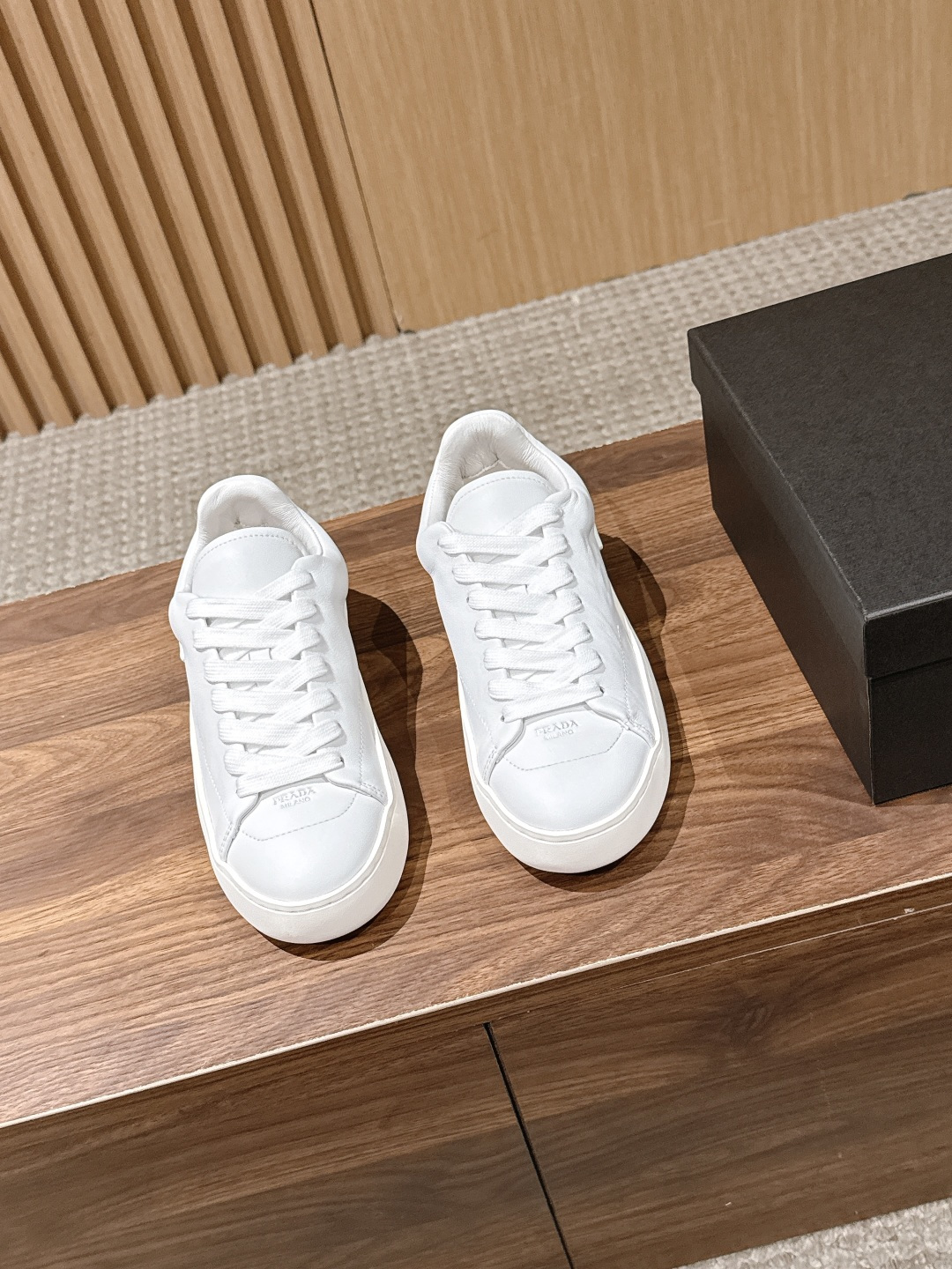 NO:877021,Purchasing-grade PRADA new summer leather low-top casual sneakers, with a neat silhouette and delicate leather material, perfectly combine minimalist aesthetics and casual atmosphere. The upper is made of soft and delicate leather, which is smooth and textured. The shoe body lines are clean and neat, and the brand logo on the toe is low-key and exquisite. It is matched with same-color laces and simple tongue design. The overall silhouette is simple and elegant, which not only retains the brand's consistent high-end tone, but also has an effortless fashionable atmosphere.  It does not disappoint at all in terms of foot feel. The footbed is designed with a cushion that fits the shape of the foot. It is soft when you step on it. You will not feel any discomfort when wearing it for a long time. It maintains a comfortable state and does not have to worry about foot grinding. The upper is calfskin, the lining is sheepskin, and the outsole is original molded outsole size 35-45, casual shoes/sports shoes, prada, prada, sneakers, cowhide, sheepskin19860909代购级 PRADA 普拉达夏季新款皮革低帮休闲板鞋 以利落的廓形搭配细腻皮革材质,把极简美学和休闲氛围完美融合.鞋面选用柔软细腻的皮革打造,触感顺滑又富有质感,鞋身线条干净利落,鞋头的品牌标识低调精致,搭配同色系鞋带和简约的鞋舌设计,整体廓形简约大方,既保留了品牌一贯的高级调性,又自带不费力的时髦氛围. 脚感上它也完全没有让人失望,鞋床做了贴合足型的软垫设计,踩上去软乎乎的,久穿也不会有磨脚或硌脚的不适感,保持舒适自在的状态,完全不用为磨脚问题烦恼. 鞋面小牛皮 内里羊皮 大底原版开模大底 size35-45,休闲鞋/运动鞋,prada,prada,sneakers,cowhide,sheepskin,Women's Shoes