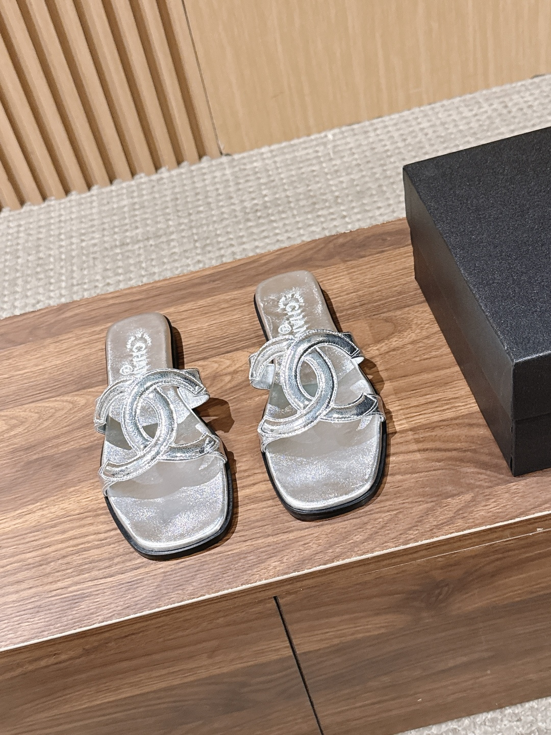 NO:869322,CHANEL Chanel new slimming logo upper flat sandals  This pair of Chanel slimming classic logo upper slippers is like a full-length mirror placed in the entrance hall - it doesn't say anything, but you will unconsciously glance at it every time you pass by, and then silently confirm in your heart that you look good today. The logo on the upper is not a declaration, but a kind of low-key.  The signature of the slogan, like the inconspicuous signature left by the artist in the corner of the canvas, does not steal the limelight of the painting, but without it, the painting is incomplete. The outline of the entire pair of shoes is stretched horizontally, and the visual center of gravity is pressed very low, like a crouching cat, ready to spring up at any time, but at this moment it is just quietly retracting its claws.  Material sheepskin, sheepskin lining, outsole, genuine leather outsole imported from Italy, shoe size 35-39/40, custom-made, non-returnable, slippers, chanel, chanel, slippers, sheepskin, Leather soles19860909CHANEL 香奈儿新款显瘦logo鞋面平底凉拖 这双Chanel显瘦经典logo鞋面拖鞋,像是一面被放置在玄关的全身镜——不说话,但每次经过你都会不自觉地瞥一眼,然后在心里默默确认今天的自己看起来不错.鞋面的logo不是宣告,而是一种低语的签名,像画家在画布角落留下的那个不起眼的落款,不抢画的风头,但没有它,画就不完整.整双鞋的轮廓是横向拉伸的,视觉重心被压得很低,像一只蹲伏的猫,随时准备弹起,但此刻只是安静地收着爪子. 材质羊皮 内里羊里 大底意大利进口真皮大底 鞋码35-39/40 定制不退换,拖鞋,chanel,chanel,slippers,sheepskin,Leather soles,Women's Shoes