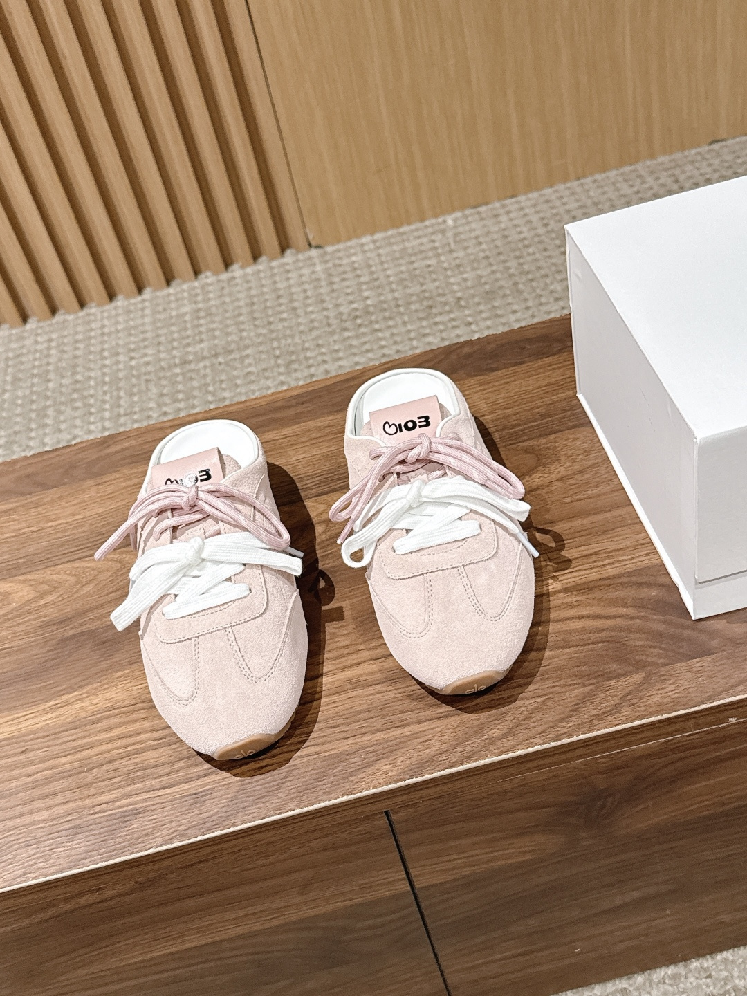 NO:877007,Purchasing agent ALO 26ss summer new moral training sneakers half drag  The design continues the classic lines of Dexun shoes, and has been modified for lazy people without a heel. The shoe body is made of fine anti-velvet material, which is soft and skin-friendly. The anti-collision edging of the toe and smooth splicing routing take into account the retro feel and durability. It has a 3.5cm inner height increase, which is suitable for small people with their eyes closed. The double shoelace design is both decorative and can be adjusted according to the foot shape, saying goodbye to the monotony of ordinary half-flop.  In terms of foot feel, it is completely comfortable. The inside of the shoe is a soft and waxy insole, which is soft and elastic without sagging. It will not tire your feet after walking for a long time. The half-drag design does not require tying shoelaces and is very convenient to put on and take off. The upper is cow suede, the lining is sheepskin, and the outsole is rubber. Sizes 35-41 (customized sizes 40/41 are non-refundable). Casual shoes/sports shoes, half-flippers, sneakers, sheepskin19860909代购级 ALO 26ss夏季新款德训运动鞋半拖 设计上延续了德训鞋的经典线条,做了无后跟半拖的懒人改良,鞋身采用细腻的反绒材质,触感柔软亲肤,鞋头的防撞包边和流畅的拼接走线,兼顾了复古感和耐用性.带有3.5cm内增高,小个子闭眼入,双鞋带的设计既是装饰也能根据脚型调整松紧,告别普通半拖的单调感. 脚感方面完全踩在舒适点上,鞋内是软糯的鞋垫,软弹又不塌底,走路久了也不会累脚,半拖的设计不用系鞋带,穿脱超方便. 鞋面牛反绒 内里羊皮 大底橡胶大底 size35-41码（40/41码定制不退换）,休闲鞋/运动鞋半拖,sneakers,sheepskin,Women's Shoes
