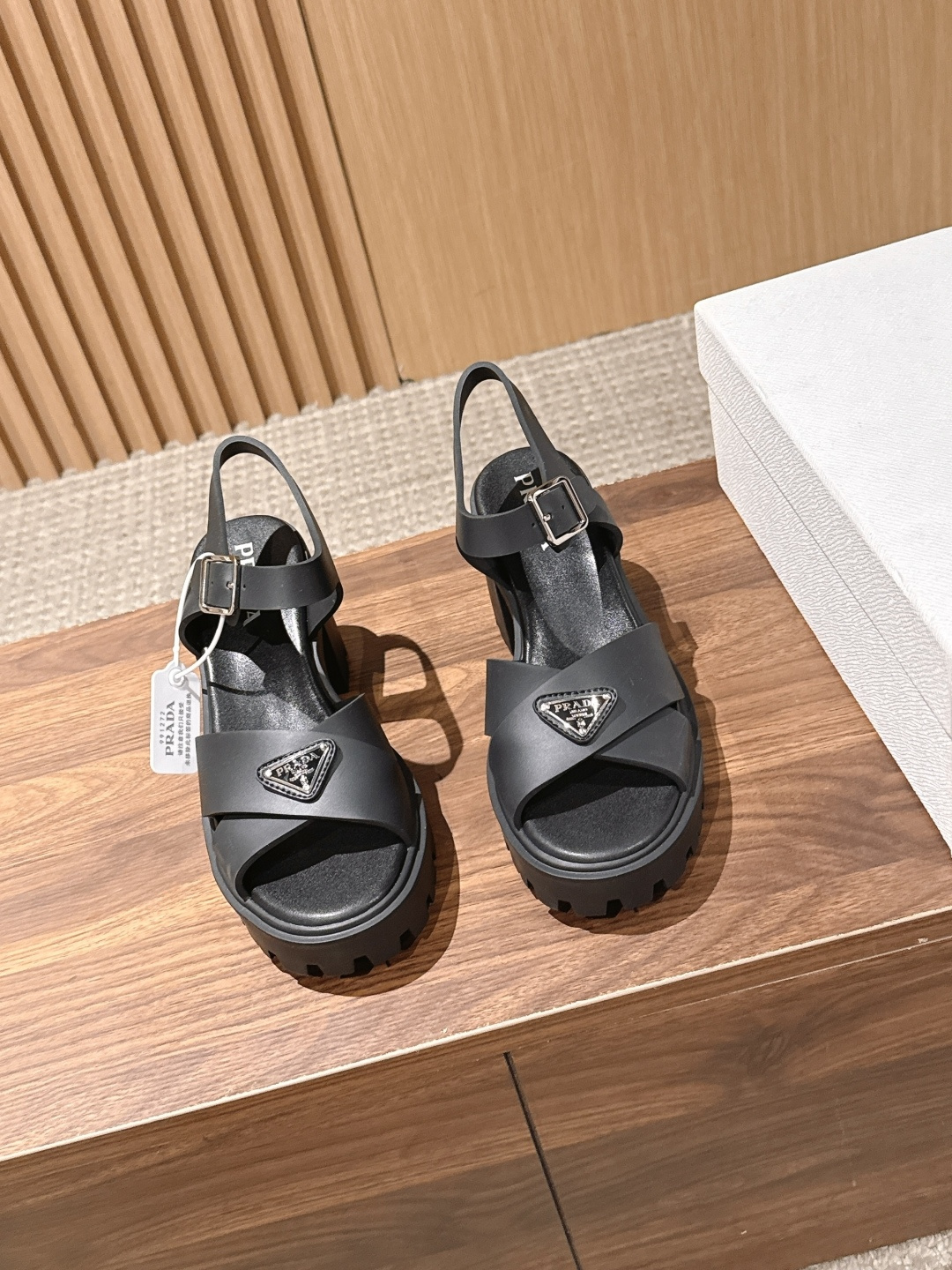 NO:869397,Prada 26ss new early spring braided Roman thick-soled high-heeled cross sandals are an instantly recognizable classic design that perfectly blends Prada's avant-garde aesthetics with a retro vacation feel. The hand-woven cage-style Roman shoe shape has a lazy and relaxed atmosphere, and the iconic inverted triangle metal logo embellishes the toe. It is low-key and noble, instantly enhancing the texture of the outfit. Every detail demonstrates the brand's top craftsmanship.  The feeling on the foot is impeccable. The soft and elastic thick sole fits the shape of the foot. It can be worn for a long time without getting tired. Even if you go shopping for a long time or go on vacation, there is no pressure. Hand-woven upper, sheepskin lining, original open-molded outsole, size 35-41 (customized sizes 40 and 41 are non-refundable), heel height 9cm, sandals, prada, prada, sandals, sheepskin19860909Prada 普拉达26ss早春新款编织罗马厚底高跟交叉凉鞋 一眼沦陷的经典设计,将Prada的先锋美学与复古度假感完美融合.手工编织的笼式罗马鞋型,自带慵懒松弛的氛围感,标志性的倒三角金属logo点缀鞋头,低调又显贵,瞬间提升穿搭质感,每一处细节都彰显着品牌的顶级工艺. 上脚的脚感更是无可挑剔,软弹的厚底贴合脚型,久穿不累脚,哪怕是长时间逛街、度假出行也毫无压力. 鞋面手工编织鞋面 内里羊皮 大底原版开模大底 size35-41码（40、41码定制不退换） 跟高9cm,凉鞋,prada,prada,sandals,sheepskin,Women's Shoes
