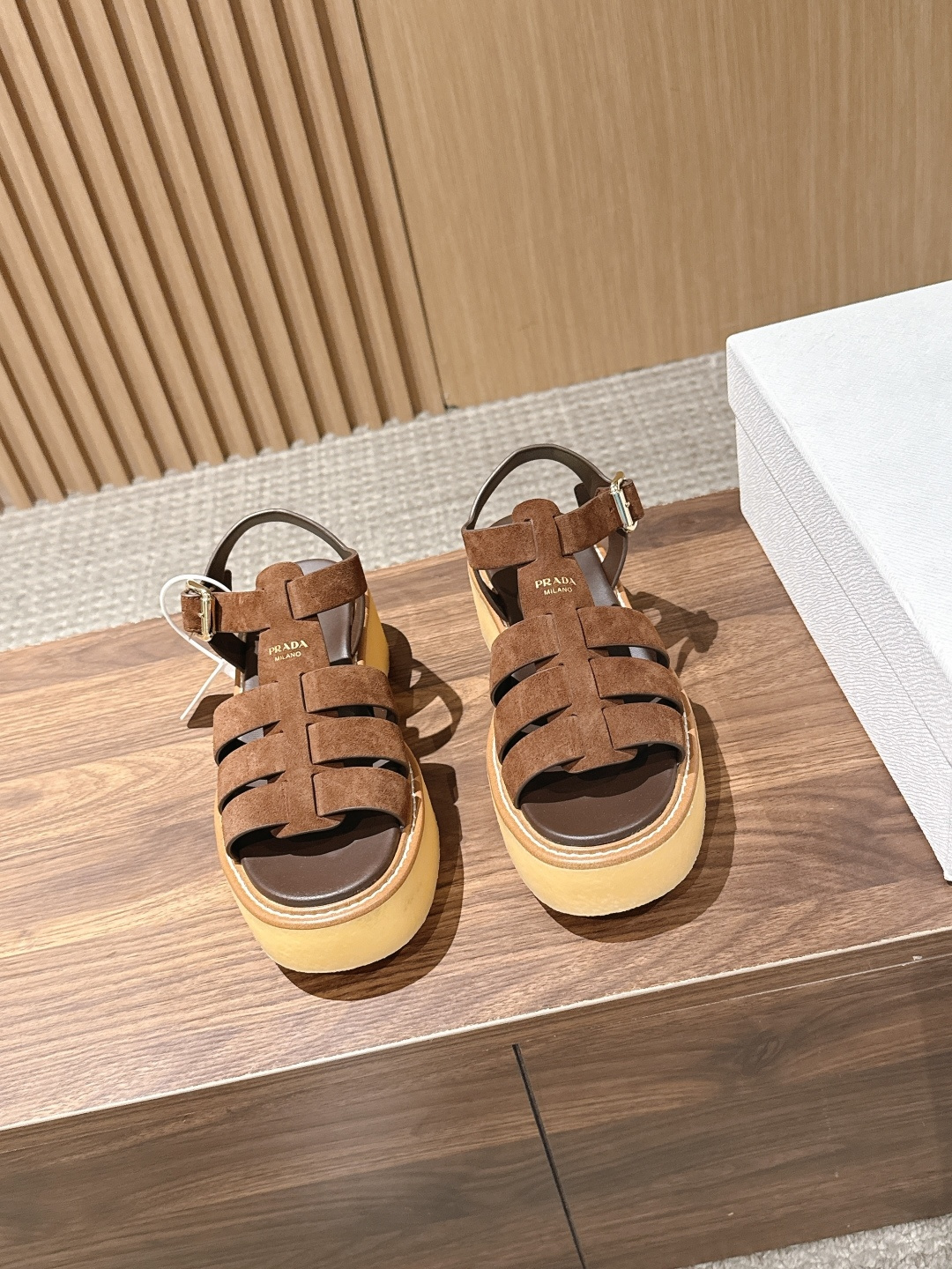 NO:869408,Prada's new retro Roman sandals reshape classic summer shoes with Milanese craftsmanship, perfectly blending retro style and modern design. The upper is made of fine suede leather fibers and has a classic woven cage structure, which is breathable, protective and breathable. The adjustable ankle strap is equipped with a retro metal buckle to accurately fit the foot shape, taking into account the convenience of putting on and taking off and the sense of style. The thick rubber sole injects a modern aura, invisible increase while bringing a comfortable foot feeling like walking on the ground.  Size35-40 (40.41 custom-made, non-refundable), sandals, prada, prada, sandals19860909Prada 普拉达新品复古罗马凉鞋 以米兰匠艺重塑经典夏日鞋履,复古格调与现代设计完美融合.  鞋面采用细绒皮面纤维对贴,经典编织笼式结构,通透透气,兼具防护性与呼吸感；可调节踝带搭配复古金属搭扣,精准贴合脚型,兼顾穿脱便捷与造型感.厚实橡胶厚底注入摩登气场,隐形增高同时带来如履平地的舒适脚感 Size35-40（40.41定做不退换）,凉鞋,prada,prada,sandals,Women's Shoes