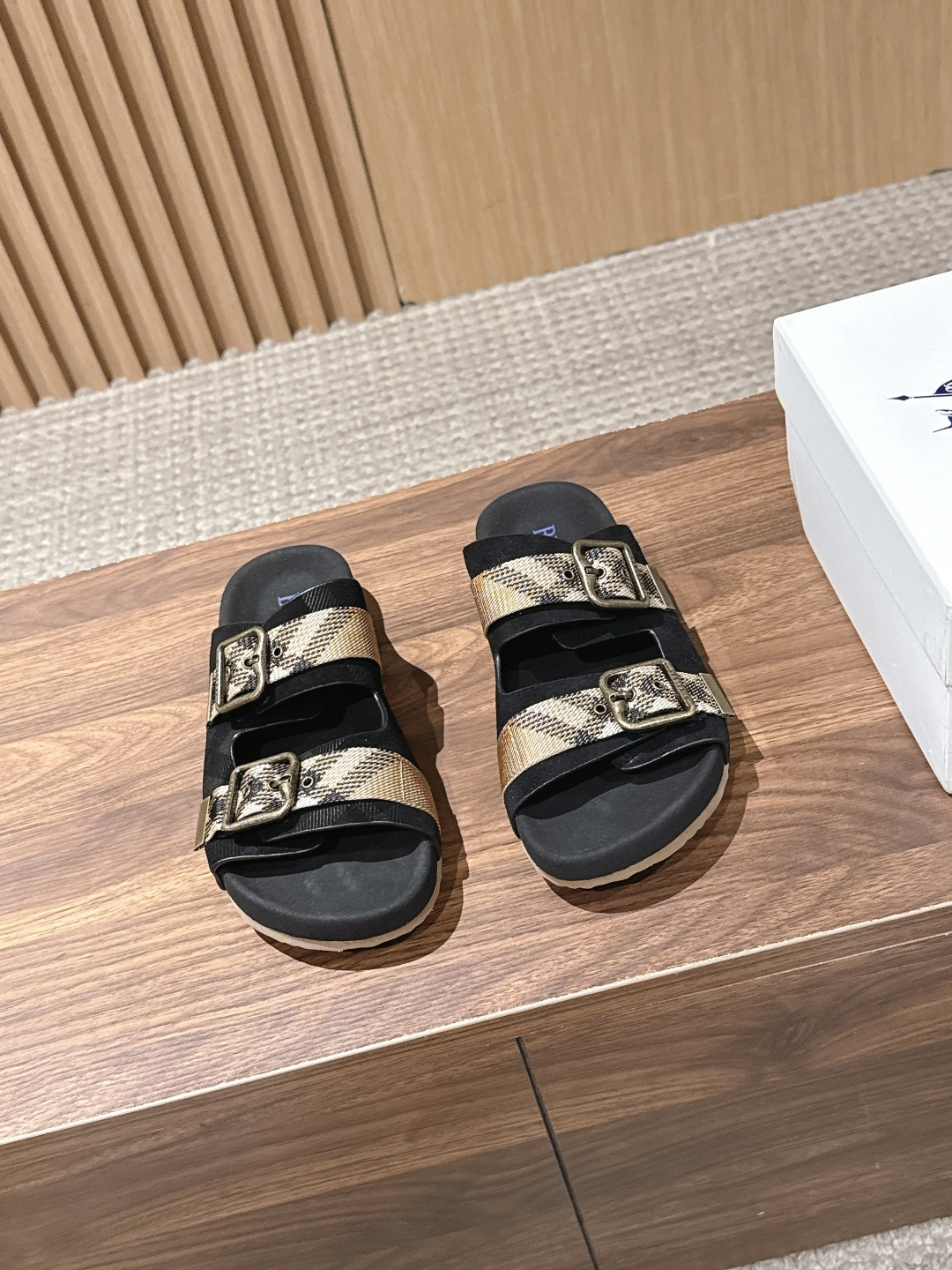 NO:869371,[Made in Guangzhou] BURBERRY plaid double-button one-slip Birkenstock slippers. The new version directly subverts all previous slippers. It is more stylish than any slippers. It can be worn by sisters with tall insteps and fleshy feet. The comfort is amazing!  The workmanship is really nothing to say, 360 degrees perfect with no blind spots!  The key is that the ergonomic design of the footbed fits the arch of the foot, which can disperse the pressure of the foot when walking, and can also protect the ankle, so that the feet will not be tired after wearing it for a long time!  The lightweight rubber non-slip outsole is light and wear-resistant. It has non-slip patterns all over the sole and makes walking stable. The three-dimensional BURBERRY logo in the middle is full of texture. At first glance, it is a good product made with care. It is light and comfortable to wear!  Fabric canvas and suede splicing design, suede lining, lightweight rubber anti-slip outsole, size 35/35/37/38/39/40 (40 non-refundable), slippers, burberry, burberry, slippers, chamois leather19860909【莞产】BURBERRY巴宝莉 格纹双扣一脚蹬勃肯拖鞋 全新版型,直接颠覆以往所有的拖鞋,比任何拖鞋更有型.脚背高肉脚姐妹都可穿,舒适度封神！ 做工真的没得说,360度无死角的完美！关键是鞋床贴合足弓的人体工学设计,走路能分散脚步压力,还能保护脚踝,久穿不累脚！ 轻质橡胶防滑大底,又轻又耐磨,满底防滑纹,走路稳稳的 中间立体BURBERRY标,质感拉满,一看就是用心做的好货,上脚巨轻巨好穿！ 面料帆布与麂皮拼接设计 内里绒面 大底轻质橡胶防滑大底 尺码35/35/37/38/39/40（40不退换）,拖鞋,burberry,burberry,slippers,chamois leather,Women's Shoes