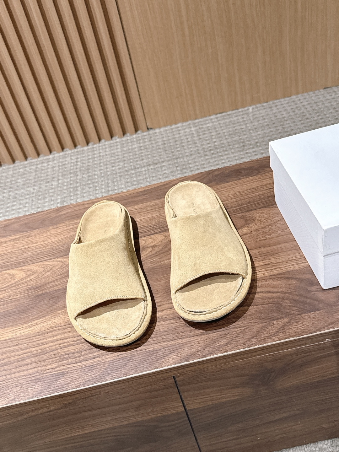 NO:869379,[Made in Guangzhou] The Row 26ss Spring and Summer New Lazy Style Mule Open-Toe Half Drags  The design is a simple and neat toe-toe semi-mug style, with clean and smooth lines, no unnecessary decoration but high-end texture. The soft shoe shape does not pick up on the shape of the foot, and there is no need to choose a match for daily wear. The matching is called 'lazy people'. Paired with jeans, it is a casual and relaxed daily feel. Paired with wide-leg pants, it is a lazy and casual commuting style. Paired with a skirt, it can create a gentle and lazy Korean atmosphere, and it can easily adapt to all items in the wardrobe.  The foot feel is impeccable, the upper foot is soft as if you are stepping on clouds, there is no harsh feeling from the hard sole, and your feet will not be tired after wearing it for a long time. Whether you are going out to pick up express delivery, going to the supermarket, or commuting to catch the subway, it can give you full comfort. The foot mattress is made of fetal cowhide leather, with an exclusive original open-molded rubber mold sole. The entire pair of shoes is hand-sewn with mark thread, which is complex and heavy. The outsole is hand-sewn with mark thread that will never come off!  Upper of fetal cow velvet, lining of water-dyed cowhide, outsole with rubber membrane, size 35-41 (customized sizes 40 and 41 are non-refundable), slippers, slippers, skirts, jeans, cowhide19860909【莞产】The Row 26ss春夏新款慵懒风穆勒露趾半拖 设计上是简约利落的包头半拖版型,线条干净流畅,没有多余装饰却自带高级质感,软乎乎的鞋型不挑脚型,日常穿完全不挑搭配.搭配上堪称“懒人福音”,搭配牛仔裤是随性松弛的日常感,搭配阔腿裤就是慵懒随性的通勤风,搭配半身裙又能穿出温柔慵懒的韩系氛围感,轻松适配衣柜里的所有单品. 脚感更是无可挑剔,上脚软乎乎的像踩在云朵上,没有硬底的硌脚感,久穿也不会累脚,不管是日常出门取快递、逛超市,还是通勤路上赶地铁,都能给你满满的舒适感. 脚床垫脚是胎牛绒皮料,独家原版开模橡胶模具底,整双鞋子纯手工缝马克线,工艺复杂,重,大底手工缝马克线永不脱胶！ 鞋面胎牛绒 内里水染牛皮 大底橡胶膜大底 size35-41码（40、41码定制不退换）,拖鞋,slippers,skirts,jeans,cowhide,Women's Shoes