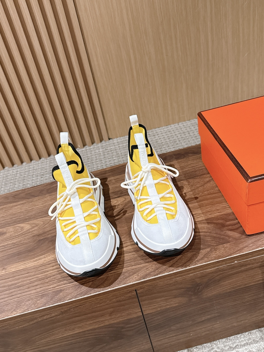 NO:876124,HERMES MOOVE# Hermès' new men's casual sneakers, made of stretch cloth and spliced cowhide, high-tech jersey fabric and suede goatskin sneakers, decorated with contrasting materials. The soles are decorated with geometric patterns to create a fashionable and sporty look. Includes a second pair of laces. Black rubber sole, white rubber midsole, off-white leather inlay, elephant gray lambskin insole, elephant gray jersey fabric lining, black recycled fabric straps, original open molded color block outsole  Size39-44 (38/45/46 customization is not returnable), casual shoes/sports shoes, hermes, hermes, sneakers, cowhide, sheepskin, chamois leather19860909HERMES MOOVE# 爱马仕新款男士休闲运动鞋 弹力布拼接牛皮材质 高科技泽西织物和麂皮山羊皮运动鞋,饰有撞色材质.鞋底装饰几何图案,打造时尚运动造型.包含第二副鞋带.黑色橡胶鞋底 白色橡胶中底,灰白色皮革嵌饰大象灰羊羔皮内底大象灰泽西织物内衬黑色再生织物饰带 原版开模拼色大底 Size39-44（38/45/46定制不退换）,休闲鞋/运动鞋,hermes,hermes,sneakers,cowhide,sheepskin,chamois leather,Women's Shoes