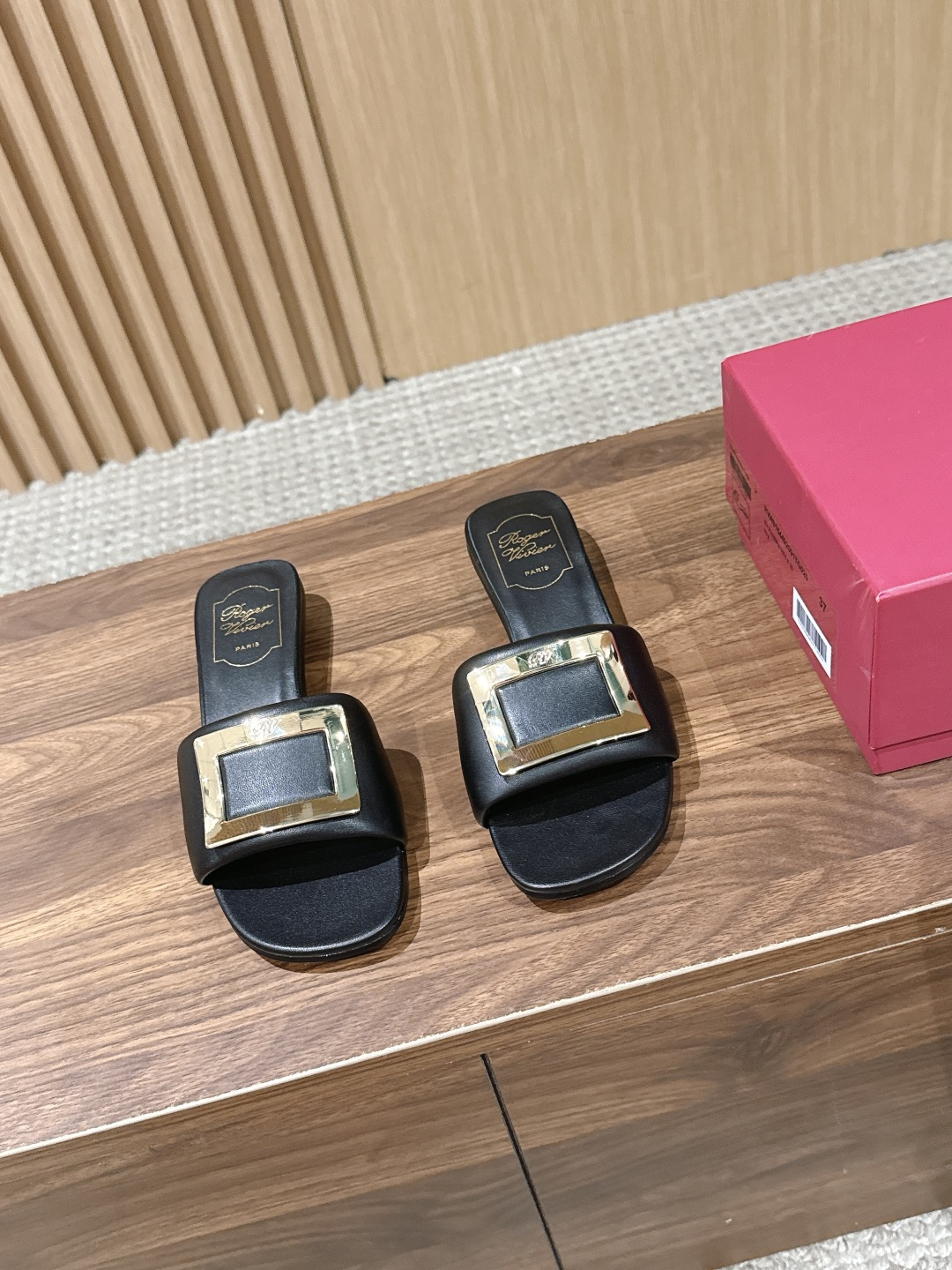 NO:876130,[Made in Guangzhou] RV PADDED MULE Roger Vivier 26 new spring and summer slippers, the upper is made of soft sheep leather, 2 cm heel height, slightly padded design, comfortable to the foot, suitable for various daily styles. Size35-39/40 customized, slippers, slippers, sheepskin19860909【莞产】RV PADDED MULE 罗杰维维亚26春夏新款拖鞋,鞋面为柔软的绵羊皮面,2厘米根高,微填充设计,脚感舒适,适合各种日常造型 Size35-39/40订制,拖鞋,slippers,sheepskin,Women's Shoes