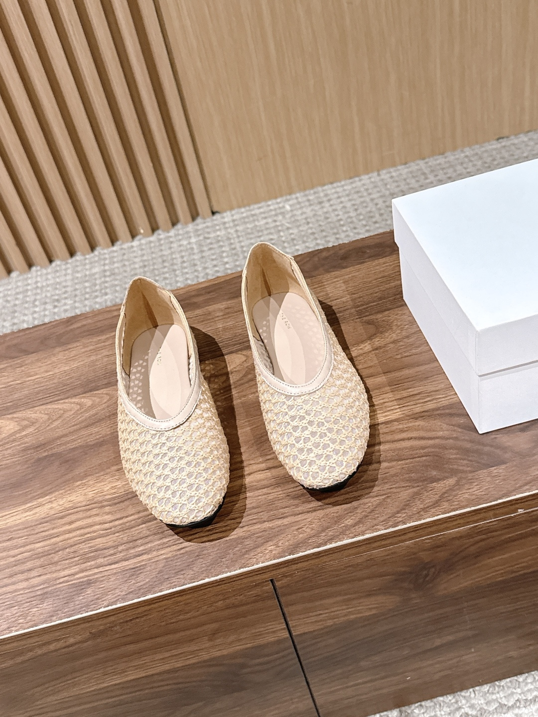 NO:876148,[Made in Guangzhou] THE ROW fur mesh single shoes are a lazy artifact that welds high-quality relaxation to the feet. The hand-woven mesh surface has a breathable feeling. It is not stuffy for the feet in summer and brings a holiday atmosphere. The top layer of leather is trimmed with soft leather insoles. The upper foot is as comfortable as stepping on clouds. The round toe and flat bottom version modify the foot shape and do not pick out the wide feet.  They are made of fine woven mesh material, which has a breathable feel. It will not feel stuffy when worn in summer. The hollow texture brings a lazy vacation atmosphere. The whole pair of shoes is as light as if you are not wearing any shoes. The leather edge of the shoe is exquisite and durable, and the inside is a soft and waxy mixed sheepskin insole. It feels like stepping on clouds. It can be walked all day without any wear on the feet, and the comfort is straight away.  The slightly rounded toe box just fits the shape of the foot, and does not pick on wide or fat feet. The soft flat bottom design makes it easy to hold on whether you are going out to pick up express delivery or for a short trip. It is very suitable to match with suit pants, jeans and a dress. It can be worn for commuting and traveling at home. A comfortable and fashionable spring and summer must-have. Fabric: Original custom mesh woven cowhide binding, mixed sheepskin for foot pads, molded TPU rubber outsole, size 35-40, single shoes, skirts, jeans, business  suit,cowhide,sheepskin19860909【莞产】THE ROW皮草网纱单鞋 把高级松弛感焊在脚上的懒人神器 手工编织网面自带通透呼吸感 夏天穿不闷脚还自带度假氛围 头层皮包边搭配软皮鞋垫 上脚像踩在云朵上一样舒服 圆头平底版型修饰脚型不挑脚宽脚胖 采用细腻的编织网材质,自带通透呼吸感,夏天穿完全不闷脚,镂空纹理自带慵懒的度假氛围,整双鞋穿上脚轻得像没穿鞋一样. 鞋口的真皮包边精致又耐穿,内里是软糯的混种羊皮鞋垫,踩上去像踩在云朵上,暴走一天也不磨脚,舒适感直接拉满. 微圆的鞋头刚好修饰脚型,不挑脚宽脚胖,软乎乎的平底设计,不管是出门取快递还是短途出游,都能轻松hold住. 搭配西装裤牛仔裤连衣裙都超合适 通勤出游居家都能穿 舒服又时髦的春夏必备款 面料 原版定制网面编织牛皮包边 垫脚混种羊皮 模具tpu橡胶大底 尺码35-40,单鞋,skirts,jeans,business suit,cowhide,sheepskin,Women's Shoes