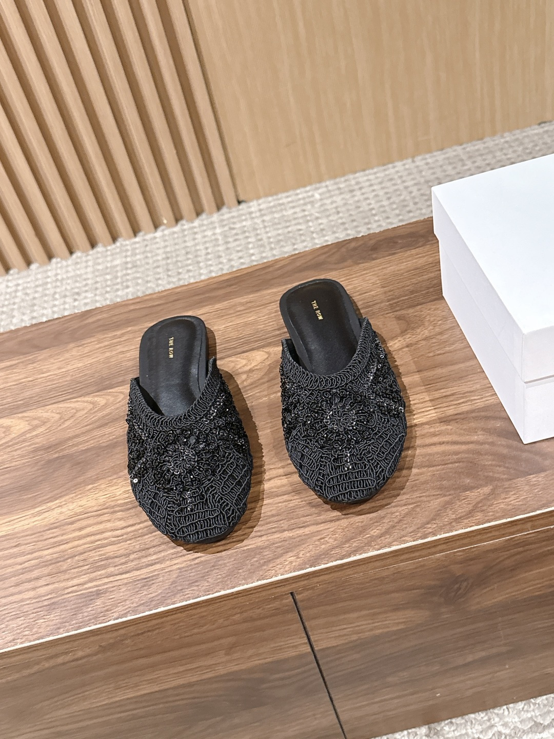 NO:876142,[Made in Dongguan] THE ROW hand-beaded crochet embroidered mesh mule slippers. Each bead is arranged by hand by craftsmen, and is intertwined with the hollow embroidery to create a delicate lace-like texture. It glows with a low-key luster under the light. It is not deliberately ostentatious, but shows restrained luxury in the details. The square toe outline and flat bottom design retain the looseness and casualness of the mule shoes, and at the same time, the curvature is designed to fit the foot shape, taking into account the comfort of daily walking.  It is a 'low-key luxury product' in the wardrobe. It can be paired with a draped silk dress to attend a dinner party, or it can be paired with neat suit pants to create a cool and high-end feel. It interprets The Row's unique 'effortless elegance' between movement and stillness. Who knows!  This pair of black pearl mule shoes has 'low-key elegance' welded to the feet. The entire pair of shoes are all black, but they are given a soul by hand-beading and embroidery - the beads sway gently with the footsteps, like tiny stars being rubbed into the night. They are not dazzling, but enough to make people unable to take their eyes away.  The design of flat bottom + toe-toe mules is comfortable enough to be worn all day when shopping. Paired with jeans, it looks casual and relaxed. Paired with a little black skirt, it looks cool and elegant. From daily commuting to light formal occasions, these slippers can hold all styles. Wearing them, you can have an aura of 'I know texture very well' without having to say anything. Fabric: Handmade beaded crochet embroidery, customized breathable mesh Foot pads Imported mixed sheepskin Outsole: Mold rubber outsole  Size 35-40 (41 can be customized), half drag, slippers, skirts, jeans, business suit, sheepskin, real silk19860909【莞产】THE ROW 手工串珠钩花刺绣网纱穆勒拖 每一颗串珠都经过匠人的手工排布,与镂空刺绣交织出如蕾丝般细腻的纹理,在光线下泛着低调的光泽,没有刻意的张扬,却在细节处尽显克制的奢华.方头轮廓与平底设计,保留了穆勒鞋的松弛随性,同时以贴合脚型的弧度,兼顾日常行走的舒适感. 它是衣橱里的“低调奢品”,既能搭配垂坠感真丝长裙出席晚宴,也能与利落西装裤碰撞出清冷高级感,在动静之间,诠释The Row独有的“不费力的优雅”. 谁懂啊！这双黑珍珠穆勒鞋,把「低调贵气」焊在了脚上 整双鞋通体黑调,却被手工串珠和刺绣赋予了灵魂——珠串随着脚步轻轻晃动,像把细碎的星光揉进了夜色里,不晃眼,却足够让人移不开目光. 平底+包头穆勒的设计,舒服到可以踩着逛街一整天,搭配牛仔裤是随性松弛,配小黑裙就是清冷贵姐,从日常通勤到轻正式场合,这双拖鞋就能hold住所有造型. 穿上它,不用说话,就能自带一种“我很懂质感”的气场. 面料: 手工串珠钩花刺绣定制透气网纱 垫脚 进口混种羊皮 大底: 模具橡胶大底 码数35-40 (可定做41),半拖,slippers,skirts,jeans,business suit,sheepskin,real silk,Women's Shoes
