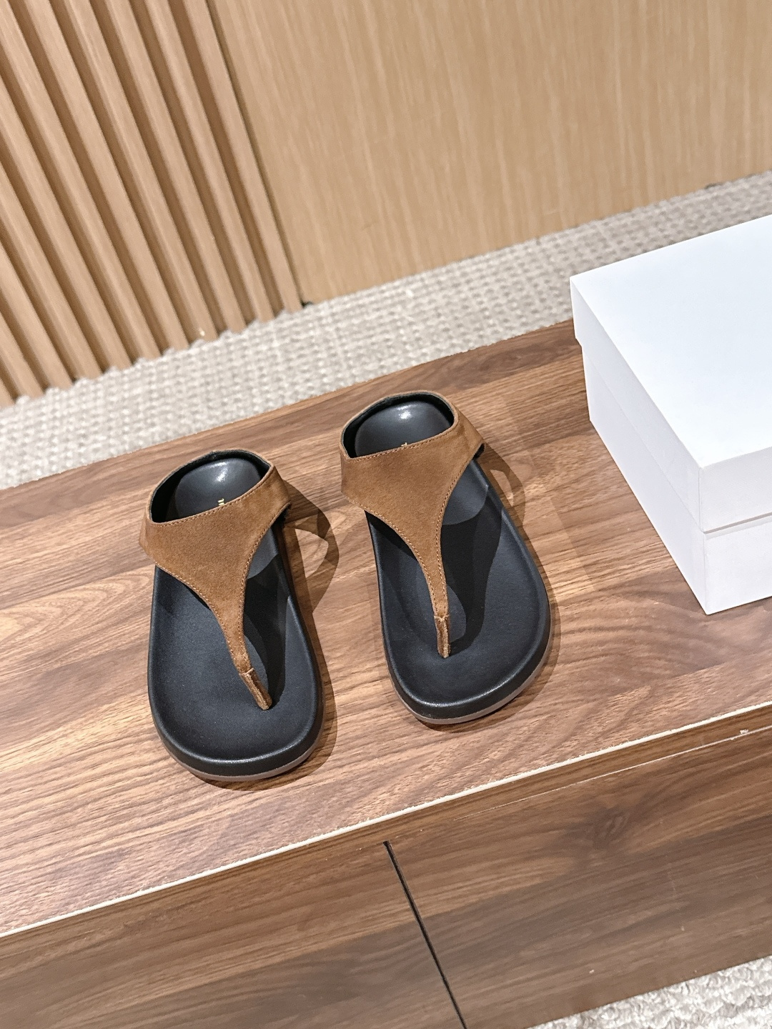 NO:876136,[Made in Guangzhou] The Row minimalist herringbone thong thick-soled slippers, with a lazy and relaxed feel on the ceiling. Low-key and high-end The Row style herringbone thong sandals, with a casual and lazy Nordic minimalist temperament. It can be worn effortlessly to create a high-end atmosphere. The thick-soled version quietly lengthens the leg line. The upper foot is soft, waxy and light, and the feet are not tired at all when walking. Available in three colors: versatile black/retro brown/gentle milk tea.  Suitable for daily outings, vacations, and home wear, minimalist and neat tailoring, high-end low-saturated tones, suitable for all wardrobe items such as jeans, dresses, wide-leg pants, etc. The low-key texture is full, and lazy fairy shoes are just needed in summer 1. The upper is made of imported suede sheep, with a delicate and soft touch, a matte high-end matte texture, and a wear-resistant texture that is not easy to pilling 2.  The lining is made of skin-friendly and breathable mixed sheepskin, which fits the feet without abrasion and won't make you sweat when you wear it for a long time. 3. The outsole is lightweight, cushioning and thickened with non-slip rubber, which is flexible, rebound, non-slip and wear-resistant. It is friendly to small people and can optimize the leg shape. 4. The insole is soft genuine leather and fits the foot shape, making you not tired when walking for a long time and comfortable when standing for a long time. 5. Finely crafted edge routing, simple T-shaped clip-toe version, neat and not squeezing the foot, and the pattern modifies the foot shape to make the foot slimmer.  Minimalist high-end low-saturated color matching, classic and versatile, thick sole design, quietly optimizing body proportions, full genuine leather texture, soft and breathable on the feet, versatile and easy to wear, you can easily adjust the style in one second, easy to hold in multiple scenes of commuting/leisure/traveling, size 35-40, split-toe shoes, slippers, skirts, jeans, sheepskin, sheep19860909【莞产】The Row 极简人字夹趾厚底拖鞋 慵懒松弛感天花板 低调高级的The Row风人字夹趾凉拖,自带随性慵懒的北欧极简气质 不费力就能穿出高级氛围感 厚底版型悄悄拉长腿部线条 上脚软糯轻盈,走路完全不累脚 百搭黑/复古棕/温柔奶茶三色可选 日常出街、度假休闲、居家外穿都适配,极简利落的剪裁,高级低饱和色调 适配牛仔裤、连衣裙、阔腿裤等所有衣橱单品 低调质感拉满,夏季刚需懒人神仙鞋 1. 鞋面甄选进口反绒羊猄触感细腻柔软,哑光高级雾面质感,质感耐磨不易起球 2. 内里亲肤透气混种羊皮,贴脚不磨皮,久穿不闷汗 3. 大底轻便缓震加厚防滑橡胶大底,柔韧回弹、防滑耐磨,小个子友好还能优化腿型 4. 鞋垫柔软真皮垫脚,贴合脚型,久走不累,久站也舒适 5. 工艺精细包边走线,简约T字夹趾版型,利落不挤脚,版型修饰脚型显脚瘦 极简高级低饱和配色,经典百搭不挑人 厚底增高设计,悄悄优化身材比例 全真皮质感,上脚软糯透气 百搭不挑穿搭,一秒拿捏松弛穿搭感 通勤/休闲/出游多场景轻松hold住 码数35-40,分趾鞋,slippers,skirts,jeans,sheepskin,sheep,Women's Shoes