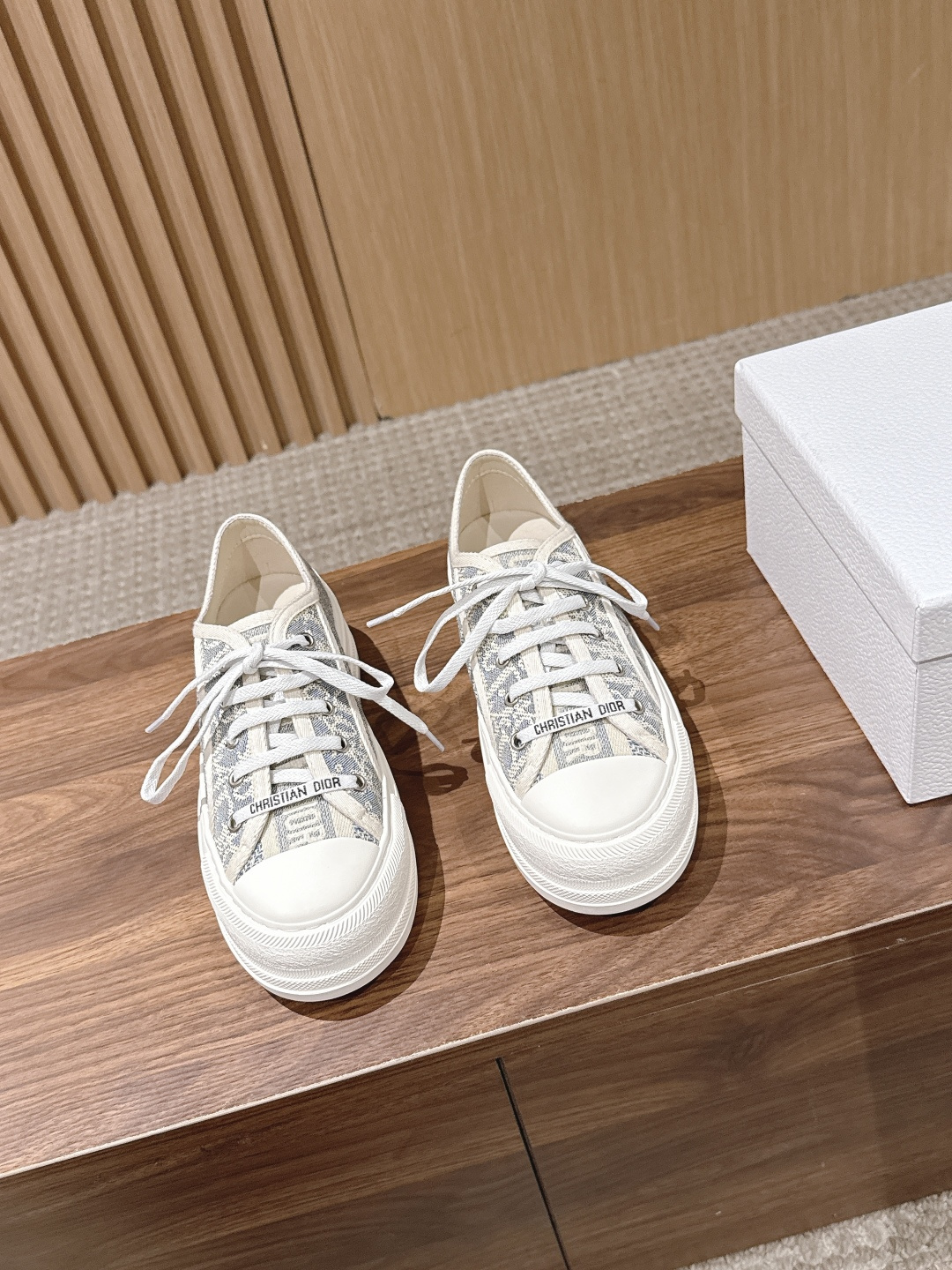 NO:887292,Top version Christian Dior Dior series presbyopic embroidery thick-soled canvas shoes casual sneakers This Walk'n'Dior thick-soled sneaker is a fashionable item that enhances the style of the series. Oblique printed cotton embroidered upper, with comfortable thick sole, tongue and Christian Dior Paris logo laces. It can add fashionable temperament to various casual looks. Original customized imported Oblique printed embroidery fabric Imported soft sheepskin lining Original exclusive open-molded TPU outsole  Bottom thickness 4.5CM Size: Women's 35-42 (41/42 custom-made, non-returnable), casual shoes/sports shoes, dior, dior, sneakers, sheepskin19860909顶级版本 Christian Dior 迪奥系列老花刺绣 厚底帆布鞋 休闲运动鞋 这款 Walk'n'Dior 厚底运动鞋是一款时尚单品,提升该系列的格调.Oblique 印花棉质刺绣鞋面,搭配舒适厚底、鞋舌和 Christian Dior Paris 标志鞋带.可为各式休闲造型增添时髦气质 原版定制进口Oblique 印花刺绣面料 进口柔软羊皮里内里 原版独家开模TPU大底 底厚4.5CM Size: 女款35-42（41/42定做不退换）,休闲鞋/运动鞋,dior,dior,sneakers,sheepskin,Women's Shoes