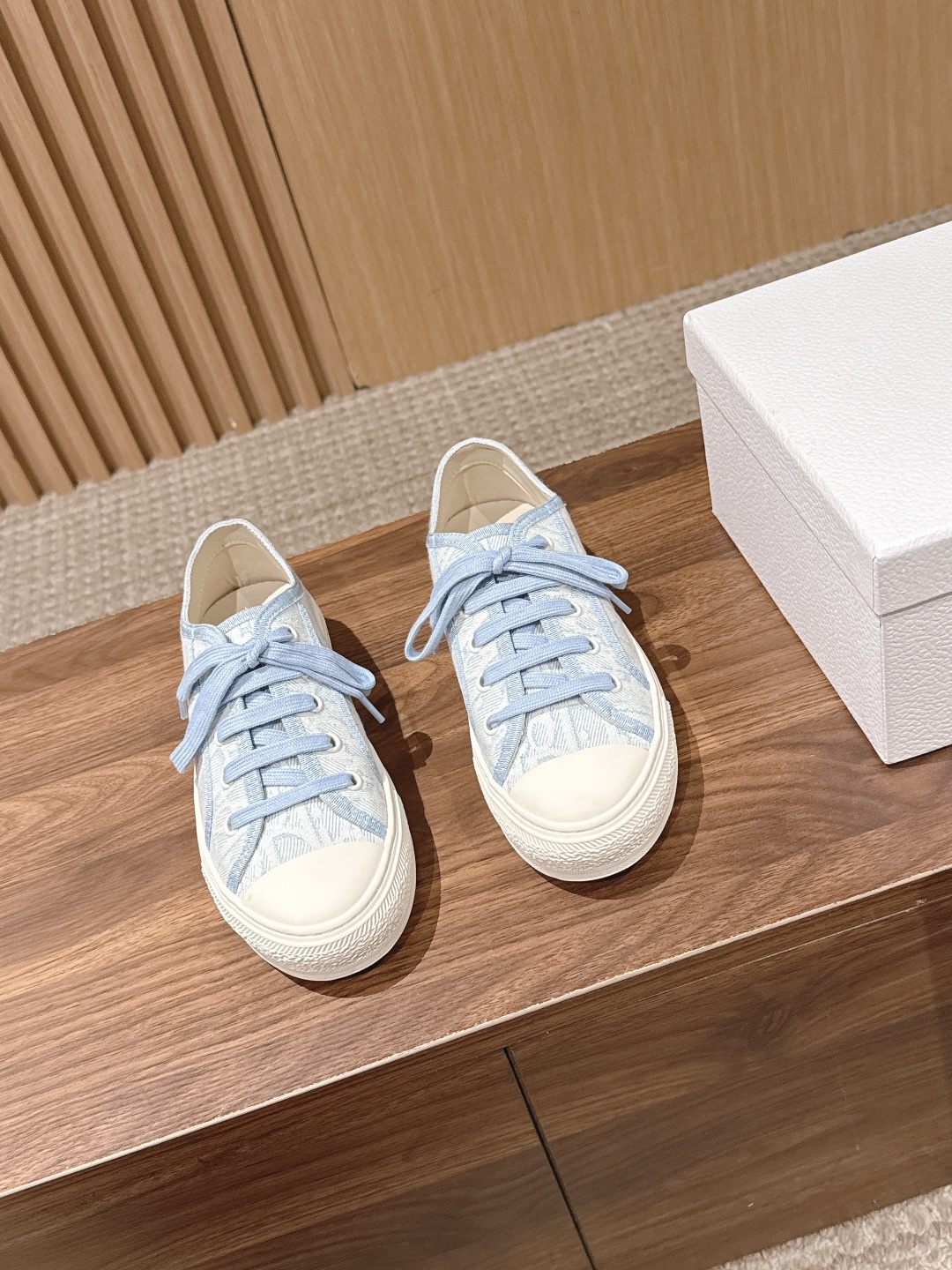 NO:887298,Top version Christian Dior Dior series presbyopic embroidery, thin-soled canvas shoes, casual sneakers. This Walk'n'Dior thin-soled sneaker is a fashionable item that enhances the style of the series. Oblique printed cotton embroidered upper, with comfortable thick sole, tongue and Christian Dior Paris logo laces. It can add fashionable temperament to all kinds of casual looks. Original customized imported Oblique printed embroidery fabric, imported soft sheepskin lining, original exclusive open-molded TPU outsole  Bottom thickness 4.5CM Size: Women's 35-42 (41/42 custom-made, non-returnable), casual shoes/sports shoes, dior, dior, sneakers, sheepskin19860909顶级版本 Christian Dior 迪奥系列老花刺绣 薄底帆布鞋 休闲运动鞋 这款 Walk'n'Dior 薄底运动鞋是一款时尚单品,提升该系列的格调.Oblique 印花棉质刺绣鞋面,搭配舒适厚底、鞋舌和 Christian Dior Paris 标志鞋带.可为各式休闲造型增添时髦气质 原版定制进口Oblique 印花刺绣面料 进口柔软羊皮里内里 原版独家开模TPU大底 底厚4.5CM Size: 女款35-42（41/42定做不退换）,休闲鞋/运动鞋,dior,dior,sneakers,sheepskin,Women's Shoes