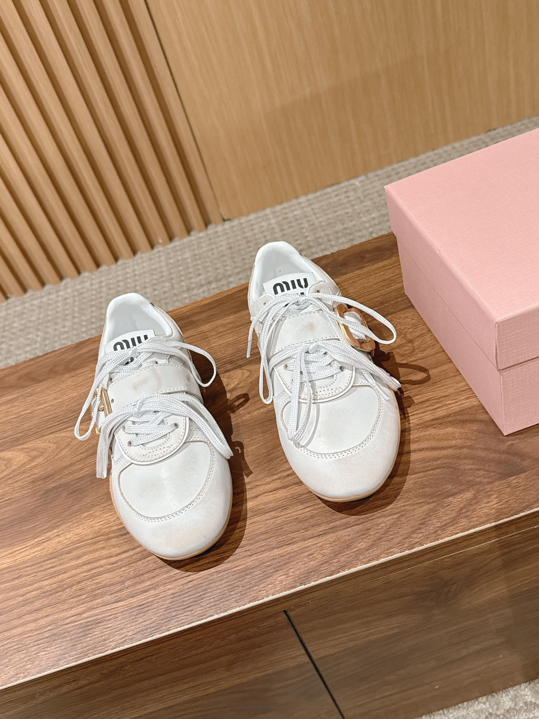 NO:887299,Purchasing-grade Miu Miu Miu Miu's new spring and summer catwalk style brushed cowhide casual shoes. The show craftsmanship comes from the details of the Miu Miu series. The new season's trend element 1. Collide with the beloved concept of the moment and convey modern style~ It looks good no matter how you wear it. This summer's fashionista's favorite does not look very comfortable. Super comfortable on the feet. The fabric is imported and matched color brushed cowhide. The inner lining is original and the outsole is original.  Size 35/36/37/38/39/40, casual shoes/sports shoes, miumiu, sneakers, cowhide19860909代购级 Miu Miu 缪缪春夏新款走秀款擦色牛皮德训休闲鞋 秀场工艺来自Miu Miu系列的细节特写 新季的潮流要素一 与此刻挚爱的概念,多元对撞,传达现代风格~ 怎么穿都好看今夏时髦精最爱 看起来不怎么舒服 上脚超级舒服 面料进口对版擦色牛皮 内里原版内里 大底原版鞋底 尺码35/36/37/38/39/40,休闲鞋/运动鞋,miumiu,sneakers,cowhide,Women's Shoes