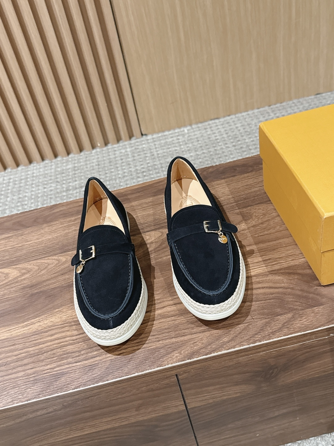 NO:887325,Top version TOD'S 26ss summer new fisherman braided edge metal buckle beanie loafers. This classic loafer continues the Italian lazy style. The shoe body is made of fine suede frosted fabric. The shoe body has a strap across the body with a metal square buckle and a small pendant hanging as the finishing detail. The side edge of the shoe is surrounded by a handmade hemp rope braided border.  The outfit is suitable for daily looks in all scenarios. Pair it with suit and cigarette trousers for commuting to create a smart workplace outfit. Pair it with straight-leg denim nine-point pants for casual wear to unlock a relaxed atmosphere. Pair it with knitted skirt in spring and it is gentle and elegant. The burgundy style is suitable for festive atmosphere. The light color is suitable for fresh daily life. The black is versatile and stain-resistant and suitable for all seasons. The upper is Yangjing/high mercerized cow suede, and the lining is imported water-dyed cowhide. The outsole is the original open-molded outsole.  Size 35-40 (customized sizes 40 are non-returnable), loafers, Tod's, loafers, espadrilles, skirts, business suit, cowhide, sheep19860909顶级版本 TOD'S 托德斯26ss夏季新款渔夫编织边金属扣豆豆乐福鞋 这款经典乐福鞋延续意式慵懒格调,甄选细腻反绒磨砂面料打造鞋身,鞋身横跨饰带搭配金属方扣与小吊坠挂饰作为点睛细节,鞋侧沿边环绕手工麻绳编织围边. 穿搭适配全场景日常造型,通勤搭配西装烟管裤打造干练职场穿搭,休闲搭配直筒牛仔九分裤解锁松弛氛围感,春日搭配针织半身裙温柔雅致,酒红款适配节日氛围感穿搭,浅色系适配清新日常,黑色百搭耐脏适配四季穿搭. 鞋面羊京/高丝光牛反绒 内里进口水染牛皮 大底原版开模大底 Size35-40码（40码定制不退换）,乐福鞋,Tod's,loafers,espadrilles,skirts,business suit,cowhide,sheep,Women's Shoes