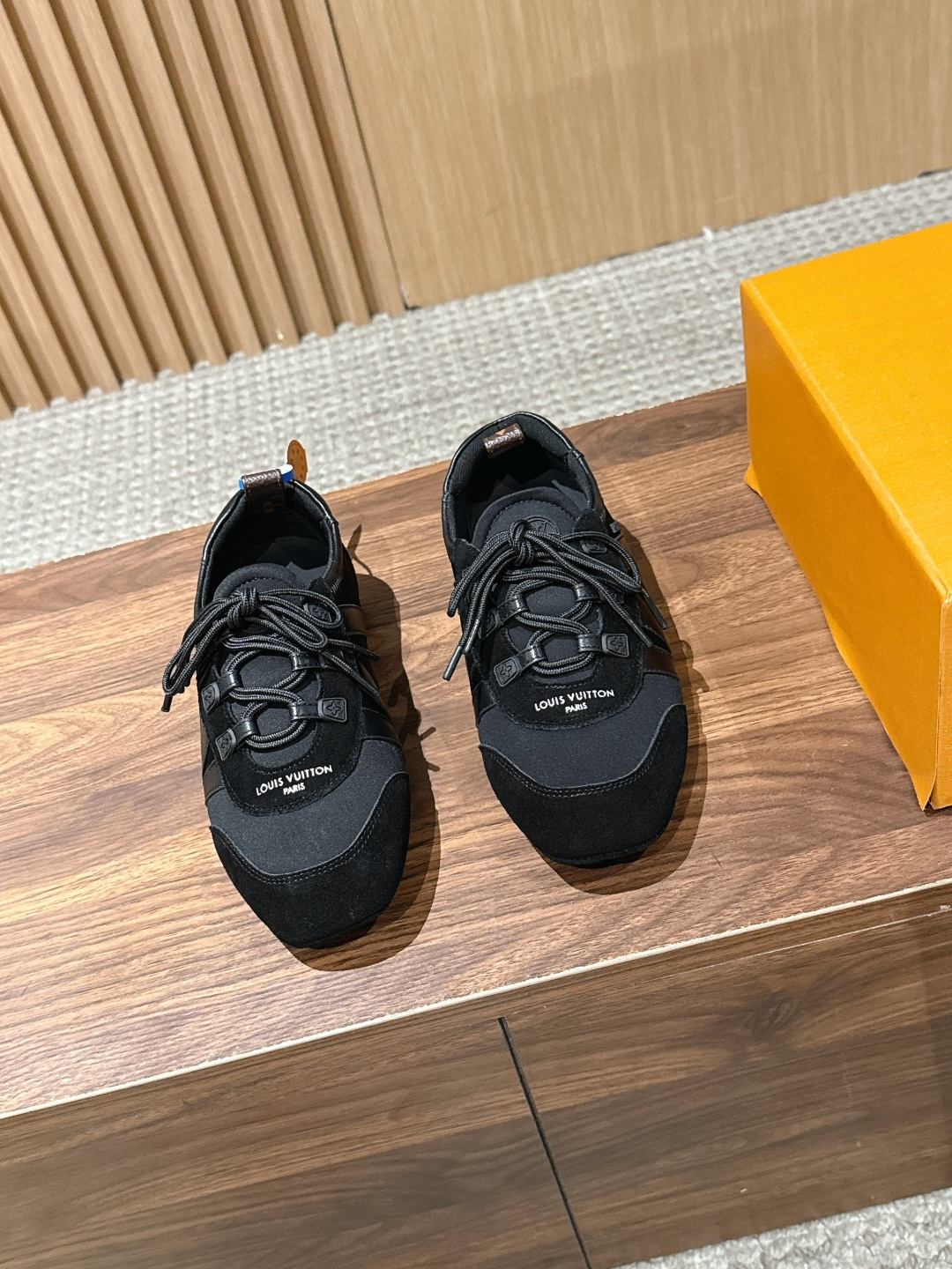 NO:887318,Purchasing agent LOUIS VUITTON donkey brand sneakers have been very popular recently! Brand spokesperson Song Qian, Zhou Dongyu, brand ambassador Zhong Chuxi, Ouyang Nana, Jin Chen, actors Zhuang Dafei, Xu Ruohan, Shen Yujie, Zhang Chuwen, and track and field athlete Wu Yanni have all stepped up to perform the dynamic sports trend. This pair of shoes combines the design of sports shoes with modern ballet flat shoes, with smooth lines and full of lightness and movement. Function and fashion are perfectly combined to perfectly interpret the minimalist sports style. Whether it is daily casual or elaborate dressing, it can be easily adapted, Sacchetto The flexible soles made with craftsmanship bring you a great feeling on your feet. The shoe body is equipped with Louis Vuitton's iconic elements such as the Monogram pattern, which instantly adds style and attracts countless eyes. Want to make your outfit more exciting? You’re right to choose it! Size women's size 35-42 (40/41/42 customized, non-refundable), casual shoes/sports shoes, louis vuitton, louis vuitton, louis vuitton, flats, sneakers19860909代购级 LOUIS VUITTON 驴牌运动鞋近来热度居高不下！品牌代言人宋茜周冬雨,品牌大使钟楚曦欧阳娜娜金晨,演员庄达菲徐若晗沈羽洁张楚文,田径运动员吴艳妮纷纷上身,演绎活力运动风潮  这双鞋将运动鞋与现代芭蕾平底鞋的设计相融合,线条流畅,尽显轻盈动感.功能与时尚完美结合,完美诠释极简运动风.无论是日常休闲,还是精心装扮,它都能轻松适配,Sacchetto 工艺打造的柔韧鞋底,带来超棒脚感.  鞋身带有 Monogram 图案等路易威登标志性元素,格调瞬间拉满,吸睛无数.想让穿搭更出彩？选它准没错！ Size女码35-42（40/41/42定做不退换）,休闲鞋/运动鞋,louis vuitton,louis vuitton,louis vuitton,flats,sneakers,Women's Shoes