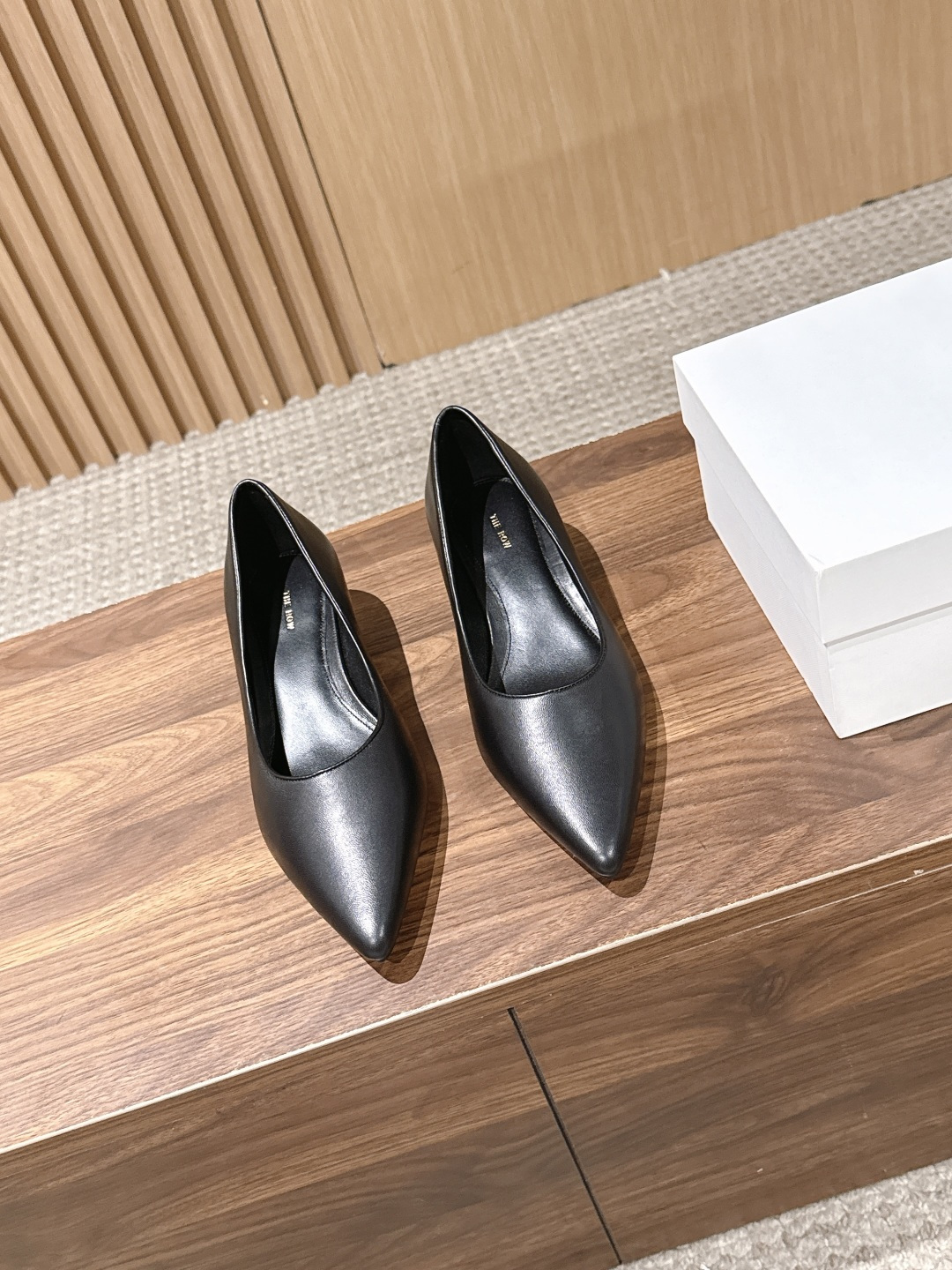 NO:884097,[Made in Guangzhou] The Row 26 latest pointed toe kitten heel high heels  It is a low-key king that can be held in the workplace and in daily life. It has the brand's iconic minimalist and high-end feel just right. The sharp pointed toe design has the effect of modifying the foot shape. With the right kitten heel, it can quietly elongate the body shape without the tiring feeling of ordinary high heels, making it easy to walk for a long time.  Comfortable. The upper is made of fine matte cowhide, which feels as soft as a cloud. It fits the upper foot and is skin-friendly. It comes in three low-saturated tones of black, white, and dark brown. It doesn’t matter the style or the occasion. It can be paired with suit pants for a neat and capable commuting style. It can be worn with a dress to create a relaxed and elegant temperament. One pair can cover all the outfits in your wardrobe.  Imported matte cowhide upper, sheepskin lining, genuine leather outsole + TPU injection, size 35/36/37/38/39/40 (40 non-refundable), single shoes, high heels, skirts, business suit, cowhide, sheepskin, Leather soles19860909【莞产】The Row 26最新尖头小猫跟高跟鞋 它是职场与日常都能hold住的低调王者,把品牌标志性的极简高级感拿捏得恰到好处.线条利落的尖头设计,自带修饰脚型的效果,配上恰到好处的小猫跟,既能悄悄拉长身形,又完全没有普通高跟鞋的累脚感,久走也轻松自在.鞋面是细腻的哑光牛皮,触感软得像云朵,上脚贴合又亲肤,黑、白、深棕三个低饱和色调,不挑风格也不挑场合,搭配西装裤是利落干练的通勤风,配连衣裙又能穿出松弛优雅的气质,一双就能承包你衣柜里的所有穿搭. 鞋面进口哑光牛皮 内里羊皮 大底真皮大底+TPU射出 尺码35/36/37/38/39/40（40不退换）,单鞋,high heels,skirts,business suit,cowhide,sheepskin,Leather soles,Women's Shoes