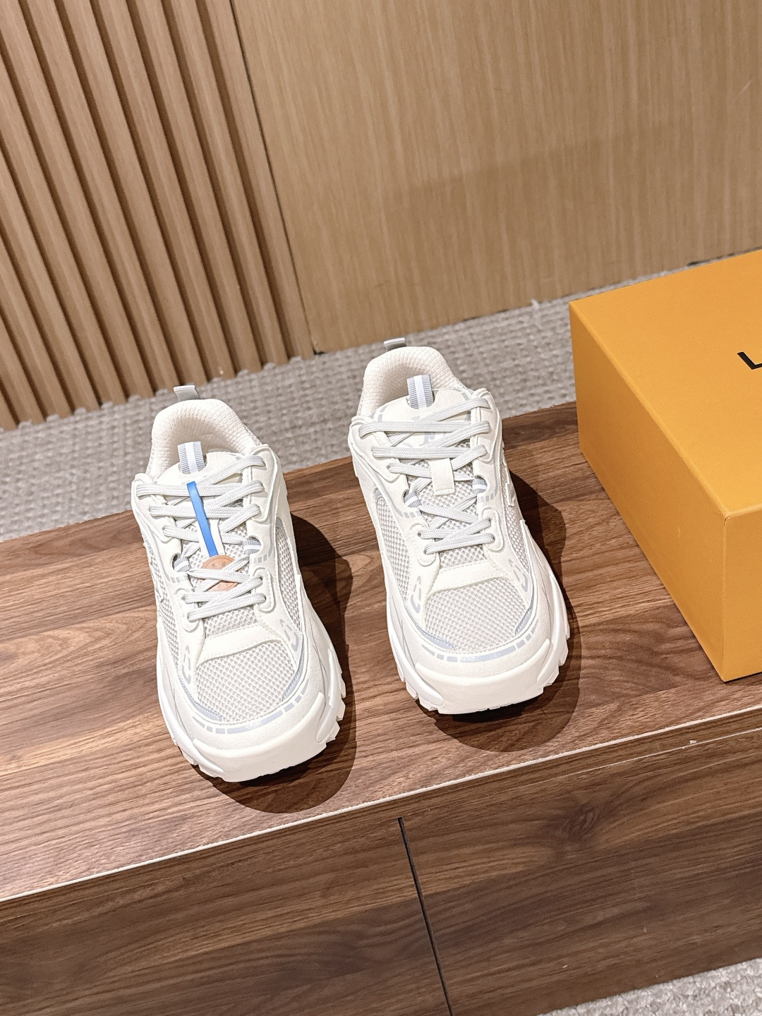 NO:884087,LV RUNNER TATIC Lu brand new couple size sneakers dad shoes Lujia launches LV Runner Tatic sports shoes retro running shoes Following the popularity of LV trainer skate shoes, Mr. Virgil is another hard work, Tatic has a mysterious and unpredictable feeling~ Inspired by retro running shoes, and added with Titan's future elements. The appearance of dad shoes is added with Damier plaid and Monogram  Printing, double-layer tongue design, fusion of fabric, patent leather and other multiple materials. Let it accompany you and be at the forefront of fashion. Fabric: original imported suede leather + breathable mesh. Lining: original customized breathable mesh lining. Sole: original molded two-color TPU combination bottom. Size: 35-45 (custom-made 40 for women/45 for men, non-refundable), casual shoes/sports shoes, louis vuitton, louis vuitton, louis vuitton, sneakers19860909LV RUNNER TATIC 驴牌新款情侣码运动鞋 老爹鞋 驴家推出 LV Runner Tatic 运动鞋复古跑鞋 继LV trainer滑板鞋火爆的同时, Virgil先生又一心血之作,Tatic有着一种神秘、变幻莫测的感觉~以复古跑鞋为灵感、又被加入了泰坦的未来元素 老爹鞋外观加 Damier格纹,Monogram 印花,双层鞋舌的设计,融合织布,漆皮等多元材质.让它陪你,走在时尚前沿 面料:原版进口绒面皮革+透气网眼 内里:原版定制透气网里 鞋底:原版开模双色TPU组合底 码数:35-45（女40/男45定做不退换）,休闲鞋/运动鞋,louis vuitton,louis vuitton,louis vuitton,sneakers,Women's Shoes