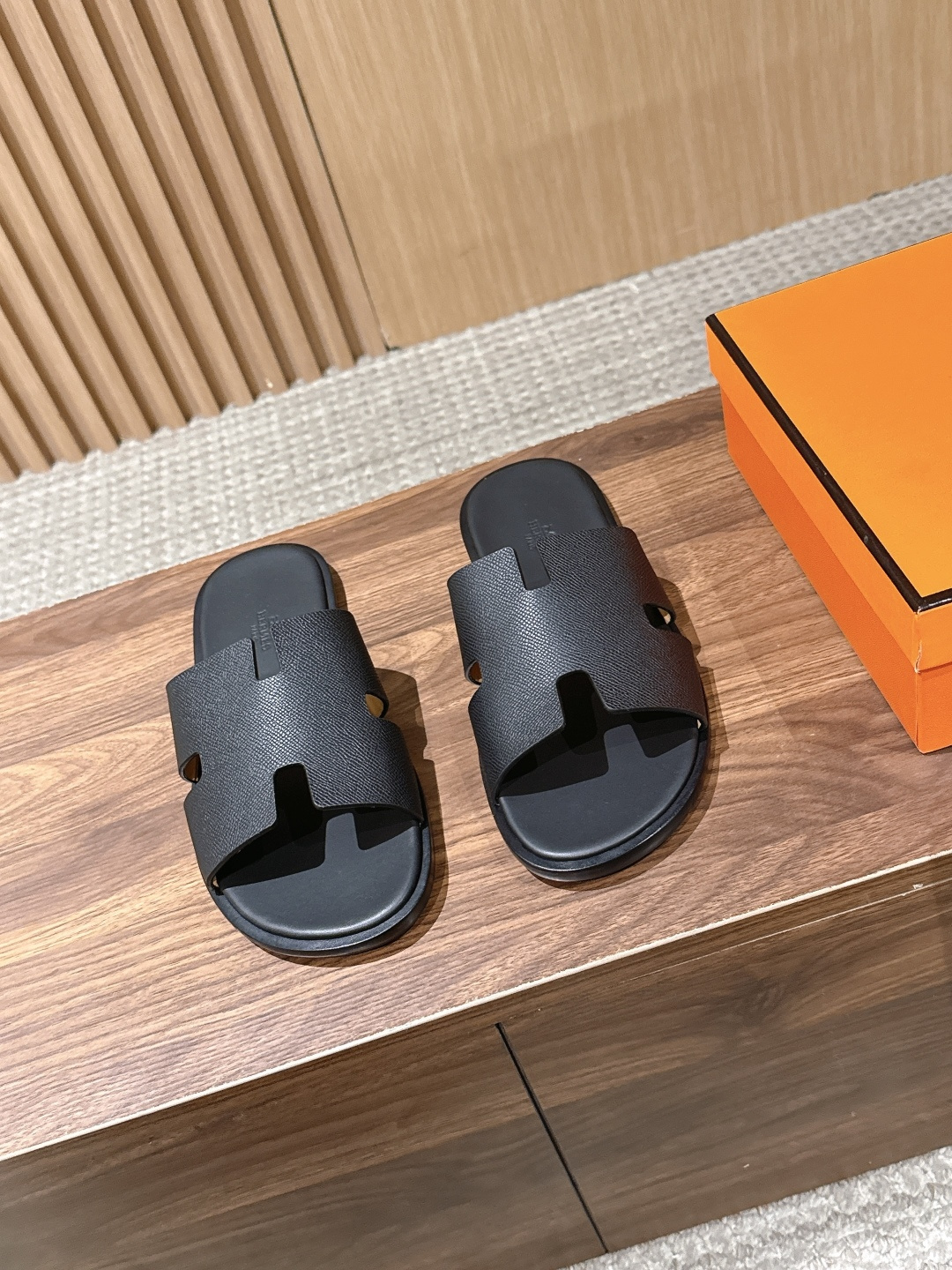 NO:884078,Hermes Lzmir Hermès Classic Sandals and Slippers Series Classic Men's Slippers Classic H-shaped flat sandals Casual lazy slippers H-shaped slippers Classic 'H'-shaped upper. Create a fashionable shape, which can be said to be a good summer companion. Fashionable and versatile Super comfortable Every detail is done to the extreme. The design is simple and smooth, creating a fashionable and soft evening look. Customized calfskin/sheep leather upper, drop-foot cowhide inside, Italian A-grade genuine leather outsole  Size men's 39-45 (38.46 custom-made and non-refundable), slippers, hermes, hermes, slippers, cowhide, sheep, Leather soles19860909Hermes Lzmir 爱马仕经典凉拖鞋系列经典款男士拖鞋 经典H型平底凉拖鞋休闲懒人鞋H拖 经典“H”型鞋面.打造时尚造型,可谓夏日良伴.时尚又百搭 超级舒服 每个细节都做到极致.设计简约流畅,打造时尚柔美的晚装造型. 鞋面定制小牛皮/羊猄皮 内里掉脚牛皮 鞋底意大利A级真皮大底 码数男39-45（38.46定做不退换）,拖鞋,hermes,hermes,slippers,cowhide,sheep,Leather soles,Women's Shoes