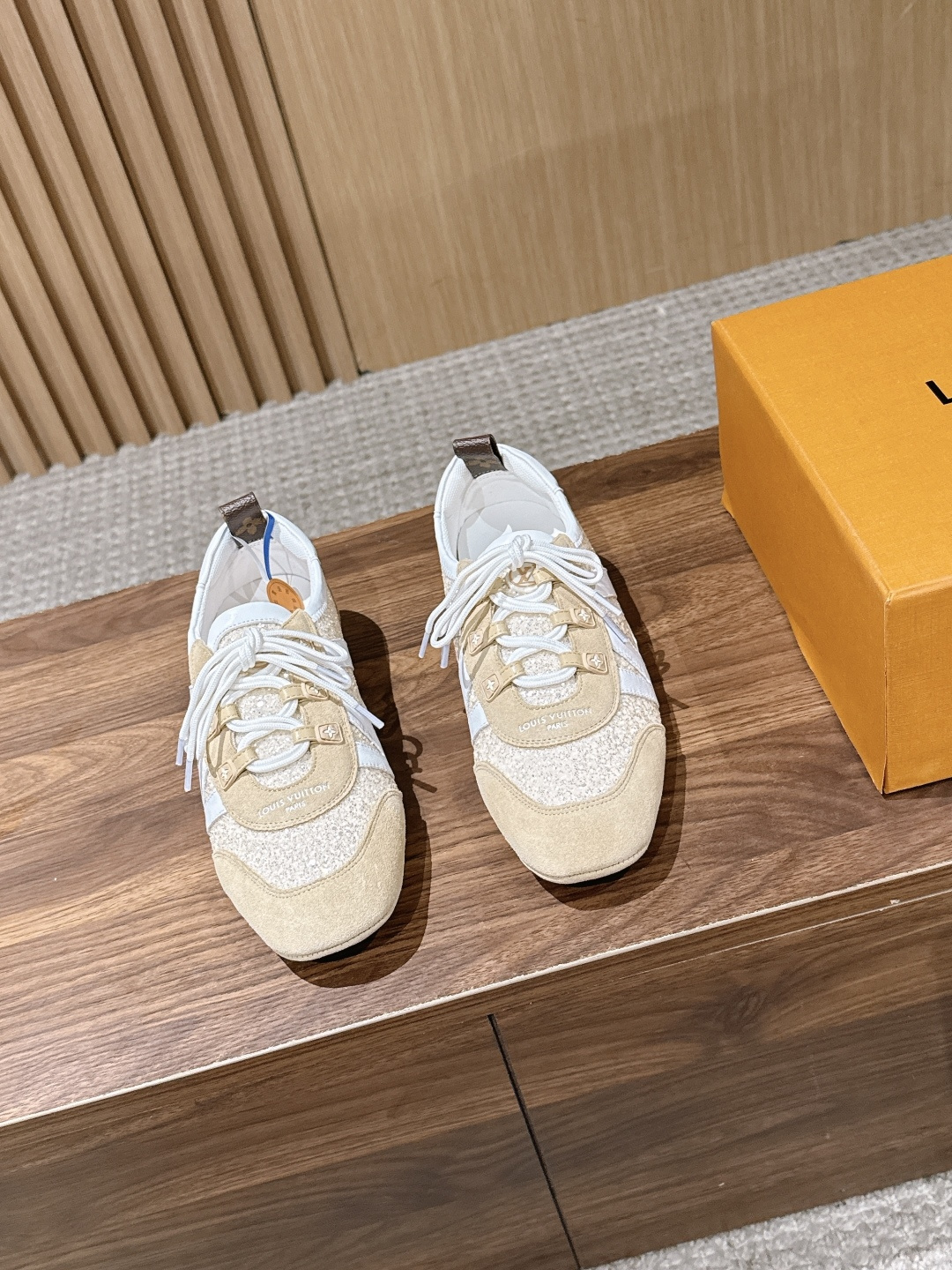 NO:901554,Purchasing agent LOUIS VUITTON donkey brand sneakers have been very popular recently! Brand spokesperson Song Qian, Zhou Dongyu, brand ambassador Zhong Chuxi, Ouyang Nana, Jin Chen, actors Zhuang Dafei, Xu Ruohan, Shen Yujie, Zhang Chuwen, and track and field athlete Wu Yanni have all stepped up to perform the dynamic sports trend. This pair of shoes combines the design of sports shoes with modern ballet flat shoes, with smooth lines and full of lightness and movement. Function and fashion are perfectly combined to perfectly interpret the minimalist sports style. Whether it is daily casual or elaborate dressing, it can be easily adapted, Sacchetto The flexible soles made with craftsmanship bring you a great feeling on your feet. The shoe body is equipped with Louis Vuitton's iconic elements such as the Monogram pattern, which instantly adds style and attracts countless eyes. Want to make your outfit more exciting? You’re right to choose it! Size women's size 35-42 (40/41/42 customized, non-refundable), casual shoes/sports shoes, louis vuitton, louis vuitton, louis vuitton, flats, sneakers19860909代购级 LOUIS VUITTON 驴牌运动鞋近来热度居高不下！品牌代言人宋茜周冬雨,品牌大使钟楚曦欧阳娜娜金晨,演员庄达菲徐若晗沈羽洁张楚文,田径运动员吴艳妮纷纷上身,演绎活力运动风潮  这双鞋将运动鞋与现代芭蕾平底鞋的设计相融合,线条流畅,尽显轻盈动感.功能与时尚完美结合,完美诠释极简运动风.无论是日常休闲,还是精心装扮,它都能轻松适配,Sacchetto 工艺打造的柔韧鞋底,带来超棒脚感.  鞋身带有 Monogram 图案等路易威登标志性元素,格调瞬间拉满,吸睛无数.想让穿搭更出彩？选它准没错！ Size女码35-42（40/41/42定做不退换）,休闲鞋/运动鞋,louis vuitton,louis vuitton,louis vuitton,flats,sneakers,Women's Shoes