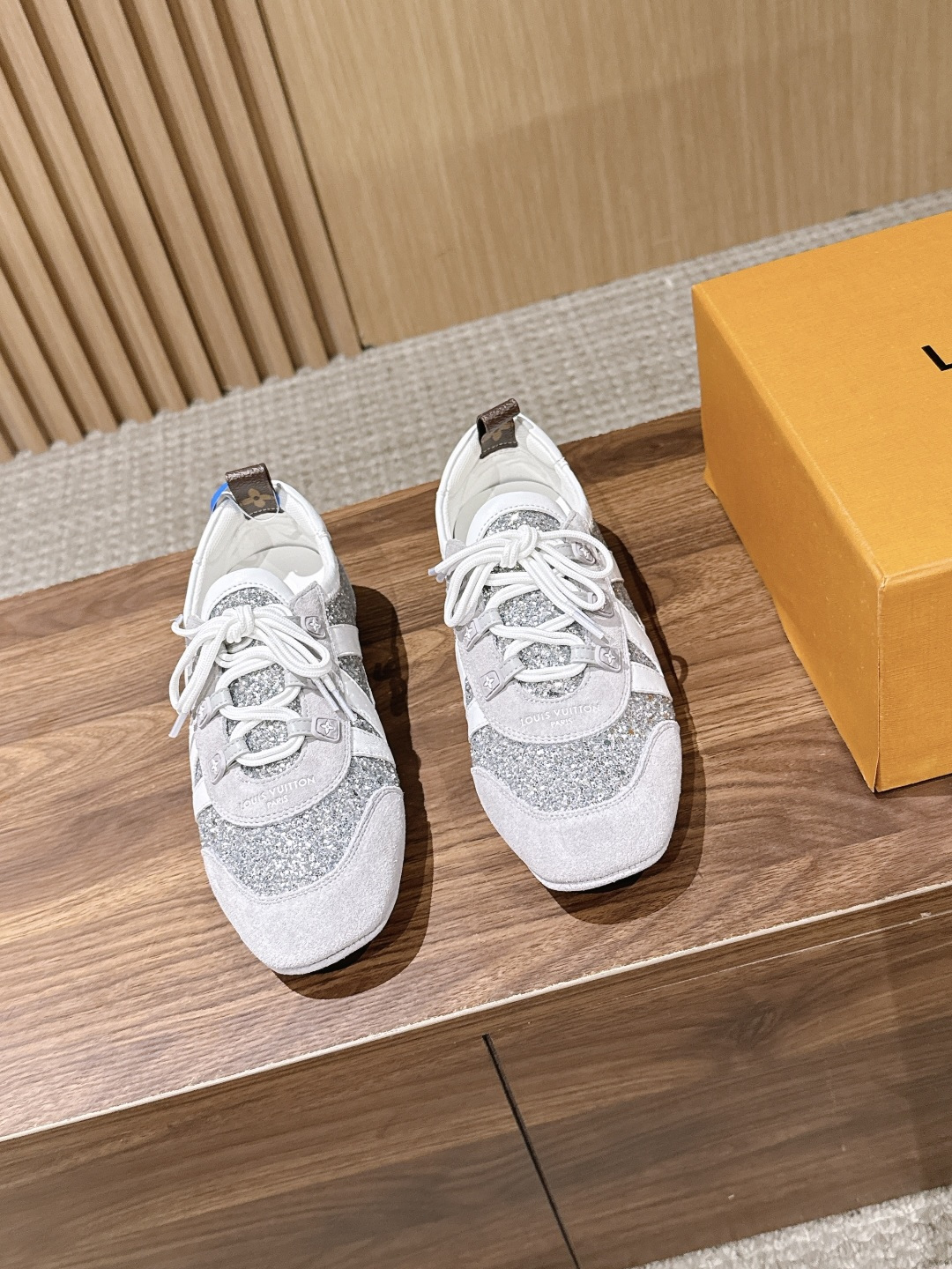 NO:901558,Purchasing-grade 350LOUIS VUITTON donkey brand sneakers have been very popular recently! Brand spokesperson Song Qian, Zhou Dongyu, brand ambassador Zhong Chuxi, Ouyang Nana, Jin Chen, actors Zhuang Dafei, Xu Ruohan, Shen Yujie, Zhang Chuwen, and track and field athlete Wu Yanni have all stepped up to perform the dynamic sports trend. This pair of shoes combines the design of sports shoes with modern ballet flat shoes, with smooth lines and full of lightness and movement. Function and fashion are perfectly combined to perfectly interpret the minimalist sports style. Whether it is daily casual or elaborate dressing, it can be easily adapted, Sacchetto The flexible soles made with craftsmanship bring you a great feeling on your feet. The shoe body is equipped with Louis Vuitton's iconic elements such as the Monogram pattern, which instantly adds style and attracts countless eyes. Want to make your outfit more exciting? You’re right to choose it! Size women's size 35-42 (40/41/42 customized, non-refundable), casual shoes/sports shoes, louis vuitton, louis vuitton, louis vuitton, flats, sneakers19860909代购级350LOUIS VUITTON 驴牌运动鞋近来热度居高不下！品牌代言人宋茜周冬雨,品牌大使钟楚曦欧阳娜娜金晨,演员庄达菲徐若晗沈羽洁张楚文,田径运动员吴艳妮纷纷上身,演绎活力运动风潮  这双鞋将运动鞋与现代芭蕾平底鞋的设计相融合,线条流畅,尽显轻盈动感.功能与时尚完美结合,完美诠释极简运动风.无论是日常休闲,还是精心装扮,它都能轻松适配,Sacchetto 工艺打造的柔韧鞋底,带来超棒脚感.  鞋身带有 Monogram 图案等路易威登标志性元素,格调瞬间拉满,吸睛无数.想让穿搭更出彩？选它准没错！ Size女码35-42（40/41/42定做不退换）,休闲鞋/运动鞋,louis vuitton,louis vuitton,louis vuitton,flats,sneakers,Women's Shoes