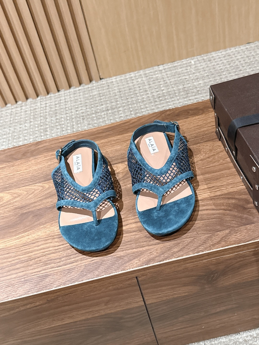 NO:900437,ALAA's new summer mesh thong strap sandals are mesh thong strap sandals with a refreshing holiday atmosphere. The classic thong style is matched with a hollow breathable mesh. The thin back strap is equipped with a metal adjustment buckle, which can fit ankles of different thicknesses. The square open toe area modifies the foot shape. The neat high heels elongate the leg line. The mesh texture is transparent and light, and it is paired with fine suede toe splicing, which is full of layered texture.  It is suitable for a wide range of daily wear, and is easy to control in any style. The edge of the back strap is smooth and has no hard edges. It will not redden the ankles after being worn for a long time. The mesh surface is breathable and not sweaty. It can be easily used for shopping and vacation in summer. Upper cow patent leather/sheep leather lining Italian leather outsole size 35-42 (40/41/42 sizes are customized and non-returnable), split-toe shoes, sandals, sheepskin, sheep, Leather soles19860909ALAA 阿莱亚夏季新款网面夹趾后绊带凉鞋 自带清爽度假氛围感的网面夹趾后绊带凉鞋,经典夹趾鞋型搭配镂空透气网面,后段细绊带搭配金属调节扣,可贴合不同粗细脚踝,方型露趾区域修饰脚型,利落高跟拉长腿部线条,网面肌理通透轻盈,搭配细腻绒面鞋头拼接,层次质感十足. 日常穿搭适配范围很广,什么风格都很好驾驭,后绊带边缘顺滑无硬棱,久戴不会勒红脚踝,网面透气不闷汗,夏日出行逛街度假都能轻松驾驭. 鞋面牛漆皮/羊京 内里羊皮 大底意大利真皮大底 size35-42码（40/41/42码定制不退换）,分趾鞋,sandals,sheepskin,sheep,Leather soles,Women's Shoes