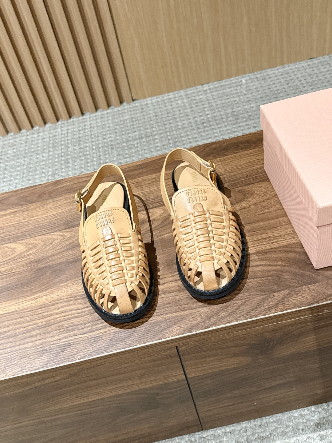 NO:901572,Purchasing agent Miu Miu Miu Miu 26ss new summer woven toe-toe Roman sandals with empty back woven toe-toe Roman sandals with a retro American casual atmosphere  , round toe-toe shoe shape with hand-woven hollow upper, empty back strap with metal adjustment buckle, embossed logo printed on the toe, the whole pair of shoes is made of flexible genuine leather, flat-bottomed version with neat lines, hollow structure, breathable and refreshing, loose shoe compartment space, can be easily adapted to various foot types.  Suitable for all kinds of casual, commuting, and retro colors in the wardrobe, regardless of skin color. Taking into account the retro appearance and summer practicality, if you want a pair of breathable, durable, and versatile style toe-cap sandals, these woven back empty Roman sandals are a must-have item for the summer shoe cabinet. The upper is woven cowhide, the lining is cowhide, and the outsole is original molded outsole size 35-40 (customized size 40 is not returnable), sandals, miumiu, sandals, cowhide19860909代购级 Miu Miu 缪缪26ss夏季新款编织包头后空罗马凉鞋 自带复古美式休闲氛围感的编织包头后空罗马凉鞋 ,圆润包头鞋型搭配手工编织镂空鞋面,后空绊带搭配金属调节扣,鞋头印有压纹标识,整双鞋采用柔韧真皮打造,平底版型线条利落,镂空结构透气清爽,鞋仓空间宽松,各种脚型都可以轻松适配. 适配衣柜里休闲、通勤、复古各类色系穿搭,不挑肤色.兼顾复古颜值与夏日实穿性,想要一双透气耐穿、风格百搭的包头凉鞋,这款编织后空罗马凉鞋是夏日鞋柜刚需单品. 鞋面牛皮编织 内里牛皮 大底原版开模大底 size35-40码（40码定制不退换）,凉鞋,miumiu,sandals,cowhide,Women's Shoes