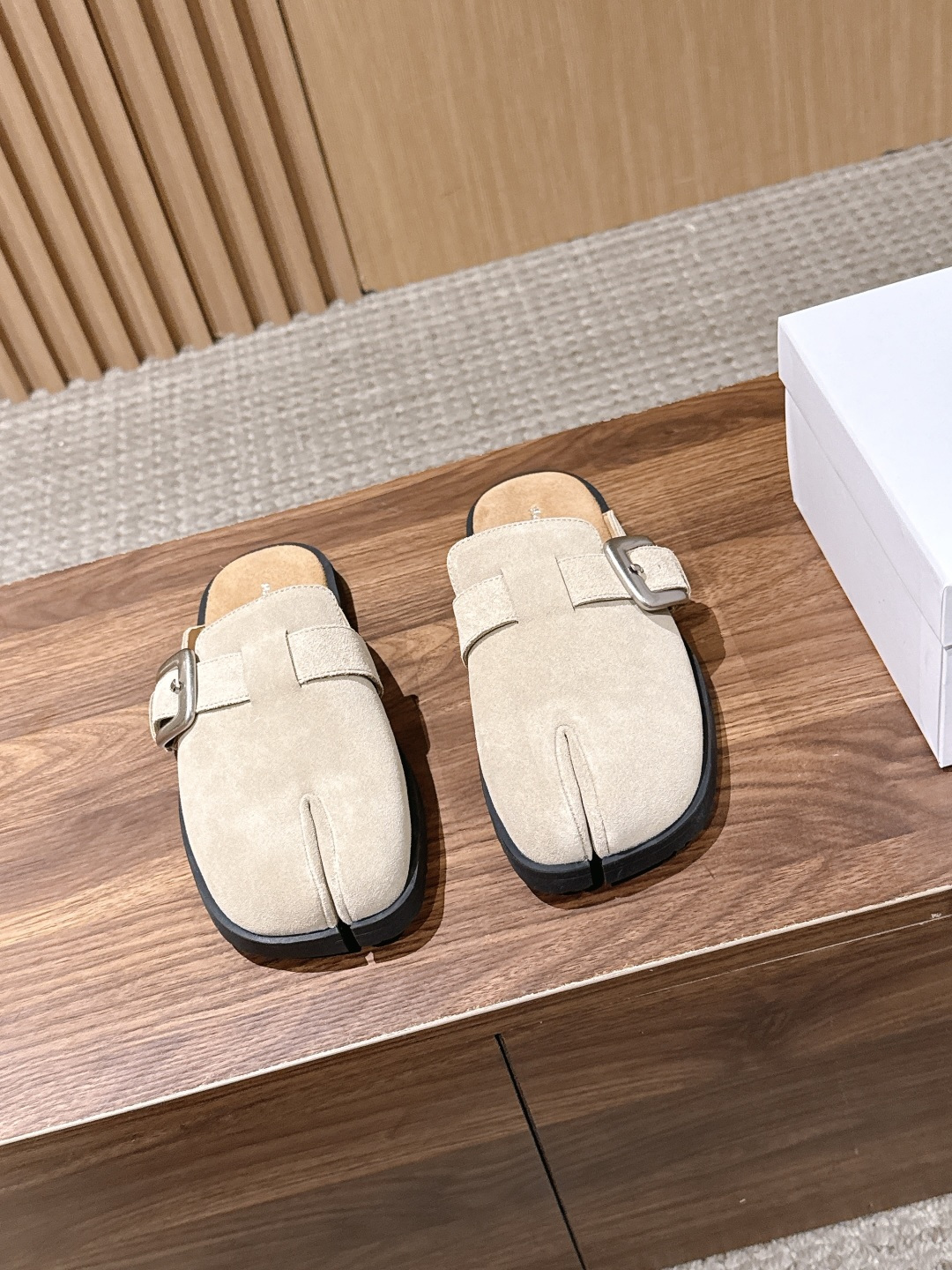 NO:901562,Purchasing agent Maison Margiela Margiela·Suede buckle Mule Birkenstocks·Split-toe half-flop. The classic split-toe toe is so recognizable. The suede texture is soft and the upper foot is very slim!  The adjustable buckle does not matter the shape of your foot, and the mules are super convenient to slip on. They are perfect with jeans and skirts in spring and summer. They are low-key and tasteful. You will fall in love with them once you wear them!  This is a must-have for fans of Margiela. It has a relaxed and fashionable sense of luxury, and it goes without saying that it is easy to spot. Sand and caramel brown are the kings of all-match styles!  Super soft sole, suitable for casual outings and matching as you like!  Imported suede sand color/caramel brown TPU outsole Size35-39/40 custom-made, non-returnable, half drag, masion margiela, skirts, jeans, chamois leather19860909代购级 Maison Margiela 马吉拉·绒面搭扣穆勒勃肯鞋·分趾半拖 经典分趾鞋头太有辨识度了,反绒皮的质感软乎乎的,上脚巨显脚瘦！ 可调节搭扣不挑脚型,穆勒鞋型一脚蹬超方便,春夏配牛仔裤、裙子都绝了,低调又有品味,穿一次就爱上的那种！ 这是马吉拉深爱粉一定要入的～自带松弛时髦的高级感,辨识度就不用说了,沙色和焦糖棕都是百搭之王！超软底,随意出街,随意搭配！进口麂皮沙色/焦糖棕 TPU大底 Size35-39/40订制不退换,半拖,masion margiela,skirts,jeans,chamois leather,Women's Shoes