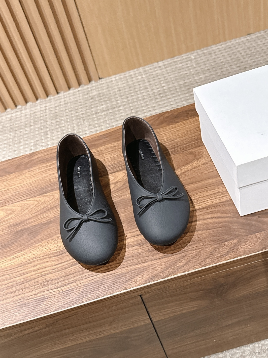 NO:900434,[Made in Guangzhou] The Row 26ss summer new minimalist soft leather flat granny shoes are soft leather V-mouth flat granny shoes with a lazy and high-end minimalist atmosphere. They have a soft and round toe with a shallow V-shaped neckline. The shoe body has minimalist lines without unnecessary decoration. The fully flat version combines relaxation and comfort with a restrained and high-end temperament. The shallow V opening makes it easy to put on and take off without jamming the feet. It can be adapted to various foot types with high and low insteps.  Suitable for all minimalist, commuting, and literary styles in the wardrobe regardless of skin color, taking into account high-end texture and all-weather practicality. If you want a pair of versatile commuting shoes that have a relaxed minimalist atmosphere, softness and durability, this soft leather V-slot flat granny shoe series is an all-purpose item that your shoe cabinet needs. The upper is imported sheepskin, the lining is sheepskin/fetal cow fleece, and the outsole is the original open-molded outsole.  Size 35-40 (customized sizes 40 are non-refundable), single shoes, sheepskin19860909【莞产】 The Row 26ss夏季新款极简软皮平底奶奶鞋 自带慵懒高级极简氛围感的软皮V口平底奶奶鞋,柔和圆润圆头搭配浅V型领口剪裁,鞋身线条极简无多余装饰,全平底版型兼顾松弛舒适与克制高级气质,浅V开口穿脱轻松不卡脚,高低脚背各类脚型都能适配. 适配衣柜里所有极简、通勤、文艺系穿搭不挑肤色,兼顾高级质感与全天候实穿性,想要一双兼顾松弛极简氛围感、软乎耐穿的万能通勤单鞋,这款软皮V口平底奶奶鞋系列是鞋柜刚需万能单品. 鞋面进口羊皮 内里羊皮/胎牛绒 大底原版开模大底 size35-40码（40码定制不退换）,单鞋,sheepskin,Women's Shoes