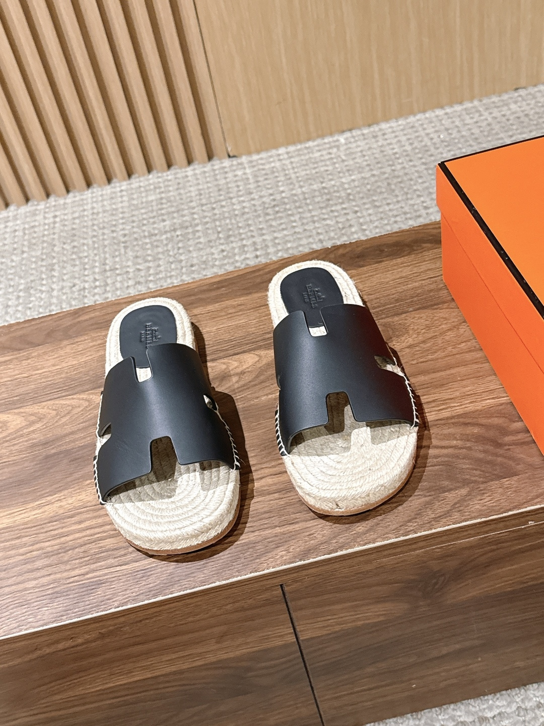 NO:901593,HERMES Hermès' latest couple size fisherman's shoes H straw woven sole slippers. The material of this slipper is also excellent, with goatskin straw upper and braided rope sole, which looks super textured. Its design inspiration comes from the classic 'Chained'Ancre' pattern, which really reveals exquisiteness and fashion in every part. With the natural color leather last edge, brown goatskin lining, and lambskin patch heel, it is really full of details.  We just mean to live in love!  They are so versatile that I keep a pair of them every year. They have a casual and lazy feel without any burden. The classic H shape is instantly recognizable as Hermès style and has a sense of elegance. The uppers are all handmade with oil edges, and you can tell from the look that these slippers are not simple. Every detail reveals the craftsman's care and exquisite craftsmanship.  The light braided straw rope and thick soles are not only comfortable to wear, but the simple yet fashionable straw material makes these slippers full of natural flavor. They are an excellent choice whether for daily wear or vacation. Especially the thick-soled design is stable and 2cm taller. Small people can grow their legs in seconds, and it comes with a high-end buff! It is really a slipper that you can’t go wrong with your eyes closed!  The foot pads are made of lamb leather, with fine texture on the leather surface and a soft luster. The same hemp rope sole as the fisherman's shoes, which is thick but not bulky and has a natural breathing feeling. The three-dimensional stemmed upper is a visual slimming tool for the feet. The hemp rope of the shoe is not easy to deform. Even if it encounters water, you don't have to worry about the embarrassing situation of ungluing. It really takes into account the durability of the shoe, but also takes into account the beauty and comfort. It is polished repeatedly by hand, and the edges are smooth and reflective!  No other company will tell you this kind of fine craftsmanship. Size Women's size 35/36/37/38/39/40/41/42 (35/40/41/42 non-returnable)  Men's size 39/40/41/42/43/44/45/46/ (45/46 non-refundable), slippers, hermes, hermes, slippers, espadrilles, espadrilles, sheepskin19860909HERMES 爱马仕最新情侣码渔夫鞋H拖草编底拖鞋 这款拖鞋的材质也是一绝,山羊皮草编鞋面,搭配编绳鞋底,看上去就超级有质感.它的设计灵感可是来源于经典的“Chained'Ancre”图案哦,真的是每一处都透露着精致和时尚.加上自然色皮革楦缘,还有褐色的山羊皮内衬,垫脚羊羔皮贴饰鞋跟,真的是细节满满, 咱就是说一整个爱住！太百搭了,每年我都要自留一双,毫无负担的随性慵懒feel 经典的H造型,一眼就能看出是爱马仕的风格,自带贵气.鞋面都是纯手工油边,看上去就知道这款拖鞋不简单,每一处都透露着匠人的用心和精湛的工艺. 轻盈的编织草绳加上厚实的鞋底,不仅穿着舒适,简约又不失时尚感的草编材质,让这款拖鞋充满了自然气息,无论是日常穿搭还是度假游玩,都是绝佳的选择.特别是厚底设计,稳稳当当的,2cm增高,小个子秒变长腿,自带高级感buff! 真的是闭眼入都不会错的一款拖鞋！ 垫脚羊羔皮,皮质表面的纹路细腻,有柔润的光泽感,渔夫鞋同款麻绳底,厚而不笨,自然呼吸感 立体起梗鞋面,视觉瘦脚神器 鞋子麻绳不容易变形,就算遇到了水, 也不用担心会出现开胶的尴尬情况. 真的是既考虑到了鞋子的耐用性, 又兼顾了美观和舒适 纯手工反复打磨,边缘光滑到反光！ 这种精细工艺,别家根本不会特意告诉你. Size 女码35/36/37/38/39/40/41/42（35/40/41/42不退换） 男码39/40/41/42/43/44/45/46/（45/46不退换）,拖鞋,hermes,hermes,slippers,espadrilles,espadrilles,sheepskin,Women's Shoes
