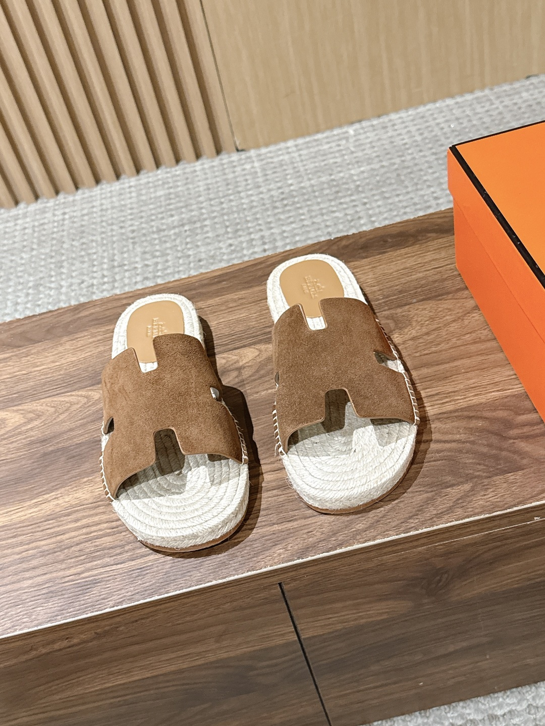 NO:902330,HERMES Hermès' latest couple size fisherman's shoes H straw woven sole slippers. The material of this slipper is also excellent, with goatskin straw upper and braided rope sole, which looks super textured. Its design inspiration comes from the classic 'Chained'Ancre' pattern, which really reveals exquisiteness and fashion in every part. With the natural color leather last edge, brown goatskin lining, and lambskin patch heel, it is really full of details.  We just mean to live in love!  They are so versatile that I keep a pair of them every year. They have a casual and lazy feel without any burden. The classic H shape is instantly recognizable as Hermès style and has a sense of elegance. The uppers are all handmade with oil edges, and you can tell from the look that these slippers are not simple. Every detail reveals the craftsman's care and exquisite craftsmanship.  The light braided straw rope and thick soles are not only comfortable to wear, but the simple yet fashionable straw material makes these slippers full of natural flavor. They are an excellent choice whether for daily wear or vacation. Especially the thick-soled design is stable and 2cm taller. Small people can grow their legs in seconds, and it comes with a high-end buff! It is really a slipper that you can’t go wrong with your eyes closed!  The foot pads are made of lamb leather, with fine texture on the leather surface and a soft luster. The same hemp rope sole as the fisherman's shoes, which is thick but not bulky and has a natural breathing feeling. The three-dimensional stemmed upper is a visual slimming tool for the feet. The hemp rope of the shoe is not easy to deform. Even if it encounters water, you don't have to worry about the embarrassing situation of ungluing. It really takes into account the durability of the shoe, but also takes into account the beauty and comfort. It is polished repeatedly by hand, and the edges are smooth and reflective!  No other company will tell you this kind of fine craftsmanship. Size Women's size 35/36/37/38/39/40/41/42 (35/40/41/42 non-returnable)  Men's size 39/40/41/42/43/44/45/46/ (45/46 non-refundable), slippers, hermes, hermes, slippers, espadrilles, espadrilles, sheepskin19860909HERMES 爱马仕最新情侣码渔夫鞋H拖草编底拖鞋 这款拖鞋的材质也是一绝,山羊皮草编鞋面,搭配编绳鞋底,看上去就超级有质感.它的设计灵感可是来源于经典的“Chained'Ancre”图案哦,真的是每一处都透露着精致和时尚.加上自然色皮革楦缘,还有褐色的山羊皮内衬,垫脚羊羔皮贴饰鞋跟,真的是细节满满, 咱就是说一整个爱住！太百搭了,每年我都要自留一双,毫无负担的随性慵懒feel 经典的H造型,一眼就能看出是爱马仕的风格,自带贵气.鞋面都是纯手工油边,看上去就知道这款拖鞋不简单,每一处都透露着匠人的用心和精湛的工艺. 轻盈的编织草绳加上厚实的鞋底,不仅穿着舒适,简约又不失时尚感的草编材质,让这款拖鞋充满了自然气息,无论是日常穿搭还是度假游玩,都是绝佳的选择.特别是厚底设计,稳稳当当的,2cm增高,小个子秒变长腿,自带高级感buff! 真的是闭眼入都不会错的一款拖鞋！ 垫脚羊羔皮,皮质表面的纹路细腻,有柔润的光泽感,渔夫鞋同款麻绳底,厚而不笨,自然呼吸感 立体起梗鞋面,视觉瘦脚神器 鞋子麻绳不容易变形,就算遇到了水, 也不用担心会出现开胶的尴尬情况. 真的是既考虑到了鞋子的耐用性, 又兼顾了美观和舒适 纯手工反复打磨,边缘光滑到反光！ 这种精细工艺,别家根本不会特意告诉你. Size 女码35/36/37/38/39/40/41/42（35/40/41/42不退换） 男码39/40/41/42/43/44/45/46/（45/46不退换）,拖鞋,hermes,hermes,slippers,espadrilles,espadrilles,sheepskin,Women's Shoes