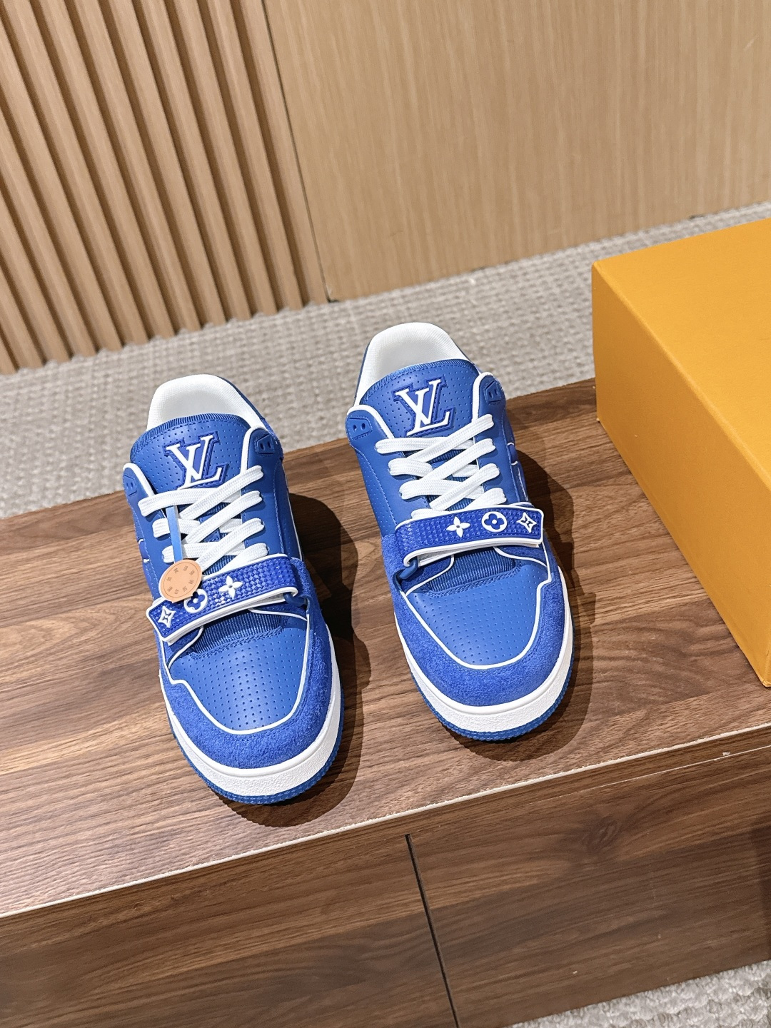 NO:902285,#男码 Louis Vuitton #Louis Vuitton casual sports shoes, skate shoes, classic returns, don’t want to miss any of them!  The entire body of the shoe is covered with a small LV Monogram logo. There are many classic LV Trainer colors. Although this season's design is similar in shape, there are still many highlights in the details! Each pair of sewing takes 7 hours. The tongue, side and back are decorated with LV letters, and the side is decorated with the Vuitton logo.  The outsole is decorated with Monogram flowers. Let's talk about the craftsmanship. The embossing on the side uses high-temperature hydraulic integrated technology, which has a strong three-dimensional effect. The toe logo is in a central axis with the upper and tongue. The outsole stitching is also the same as ZP. The last two stitches must be heavy stitches to prevent off-line. These subtle differences reflect the quality. Size Men's size 39-45 (45 customization is not returnable), casual shoes/sports shoes, louis vuitton, louis  vuitton,louis vuitton,sneakers19860909#限男码 Louis Vuitton #路易威登休闲运动鞋 滑板鞋 经典回归每一个都不想错过！整个鞋身都有LVMonogram小标识覆盖 LV Trainer经典配色有很多,这一季的设计虽然在造型上比较类似,但是在细节上还是有很多亮点哒! 每双缝纫工时7小时 鞋舌、侧面和后部饰有 LV 字母 侧面饰有 Vuitton 标识 外底饰有Monogram花卉,说下工艺,侧面的压纹采用的是高温液压一体式的技术,立体感超强,鞋头logo与鞋面和鞋舌呈一条中轴线,大底车线也是跟ZP一样的工艺收针的后两针一定是重针,防止脱线,这些细微的差别体现出品质. Size男码39-45（45定制不退换）,休闲鞋/运动鞋,louis vuitton,louis vuitton,louis vuitton,sneakers,Women's Shoes