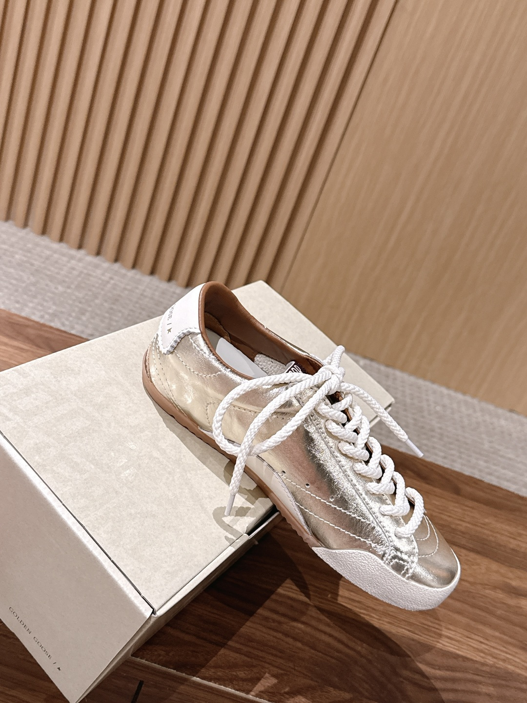 Golden Goose#脏脏鞋那可是无人不知、无人不晓的时尚单品,简直就是各路明星、网红、大咖们的最爱!毫不夸张地说, Golden Goose#脏脏鞋那可是无人不知、无人不晓的时尚单品,简直就是各路明星、网红、大咖们的最爱!毫不夸张地说,