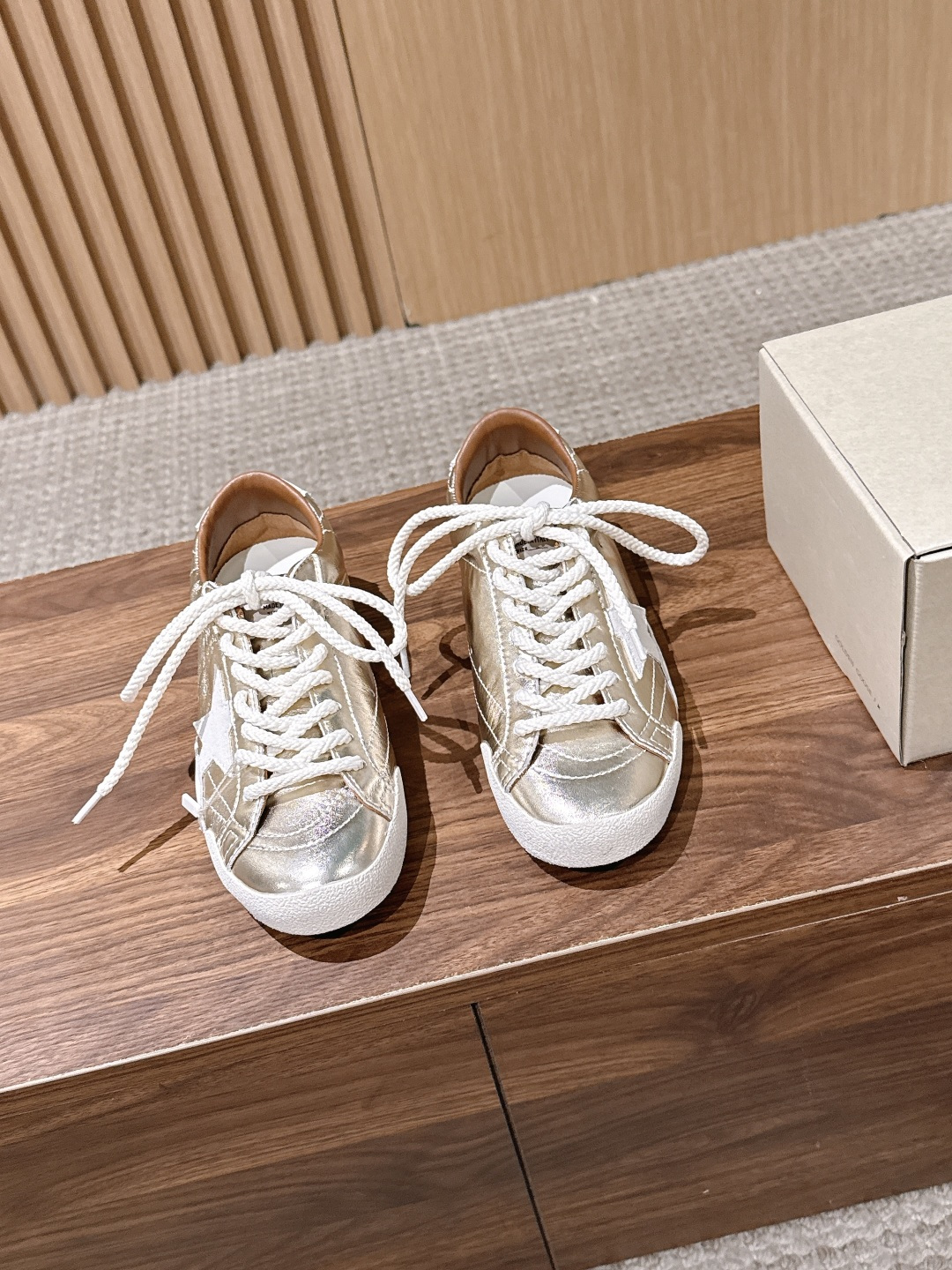 Golden Goose#脏脏鞋那可是无人不知、无人不晓的时尚单品,简直就是各路明星、网红、大咖们的最爱!毫不夸张地说, Golden Goose#脏脏鞋那可是无人不知、无人不晓的时尚单品,简直就是各路明星、网红、大咖们的最爱!毫不夸张地说,