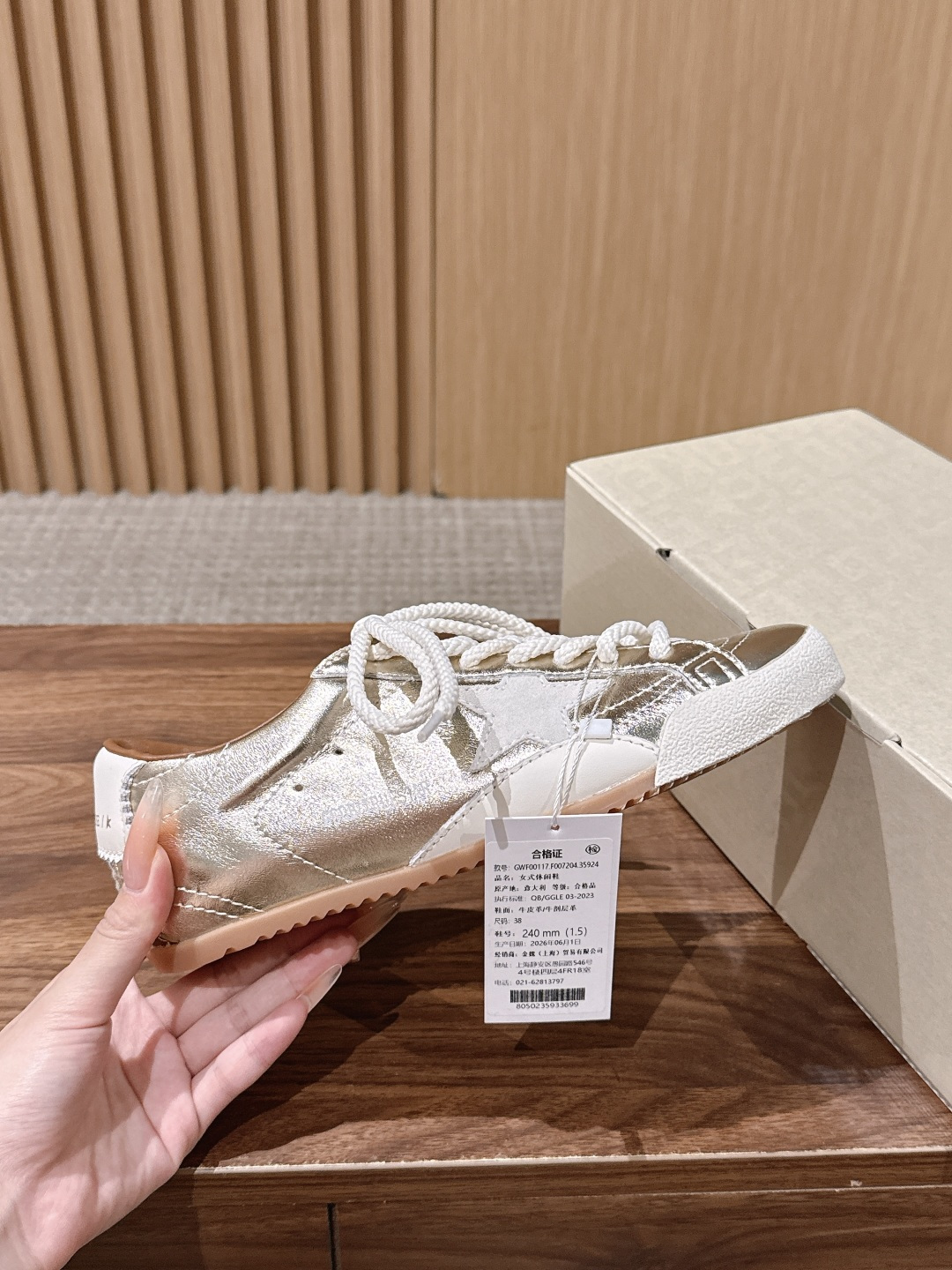 Golden Goose#脏脏鞋那可是无人不知、无人不晓的时尚单品,简直就是各路明星、网红、大咖们的最爱!毫不夸张地说, Golden Goose#脏脏鞋那可是无人不知、无人不晓的时尚单品,简直就是各路明星、网红、大咖们的最爱!毫不夸张地说,