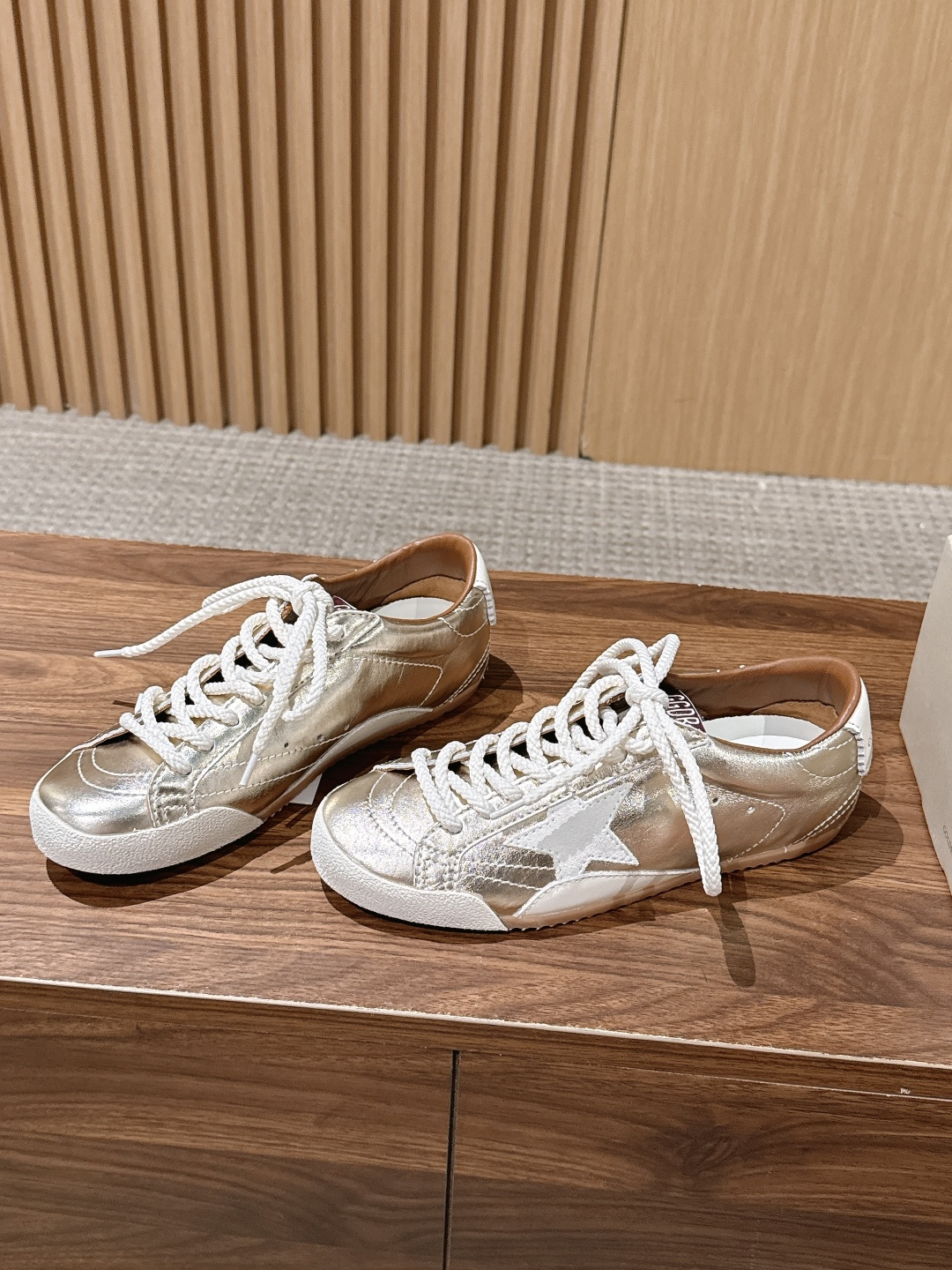 Golden Goose#脏脏鞋那可是无人不知、无人不晓的时尚单品,简直就是各路明星、网红、大咖们的最爱!毫不夸张地说, Golden Goose#脏脏鞋那可是无人不知、无人不晓的时尚单品,简直就是各路明星、网红、大咖们的最爱!毫不夸张地说,