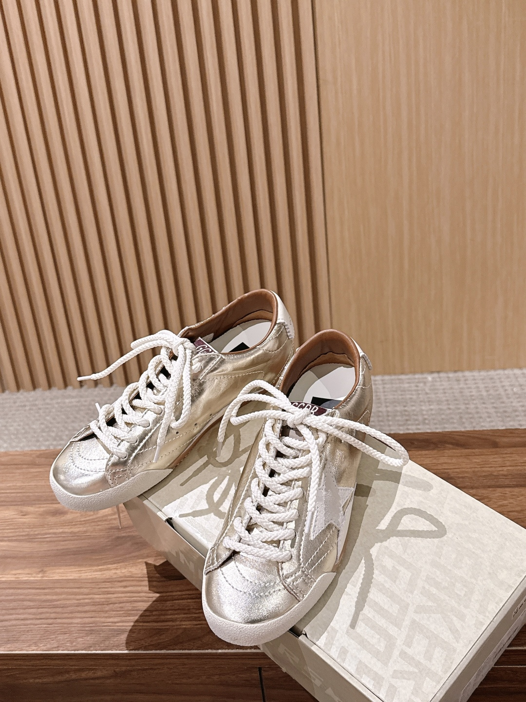 Golden Goose#脏脏鞋那可是无人不知、无人不晓的时尚单品,简直就是各路明星、网红、大咖们的最爱!毫不夸张地说, Golden Goose#脏脏鞋那可是无人不知、无人不晓的时尚单品,简直就是各路明星、网红、大咖们的最爱!毫不夸张地说,