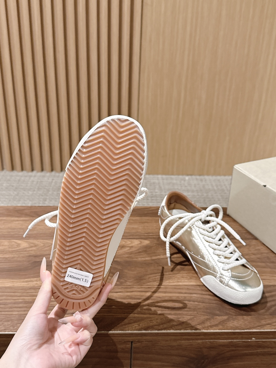 Golden Goose#脏脏鞋那可是无人不知、无人不晓的时尚单品,简直就是各路明星、网红、大咖们的最爱!毫不夸张地说, Golden Goose#脏脏鞋那可是无人不知、无人不晓的时尚单品,简直就是各路明星、网红、大咖们的最爱!毫不夸张地说,