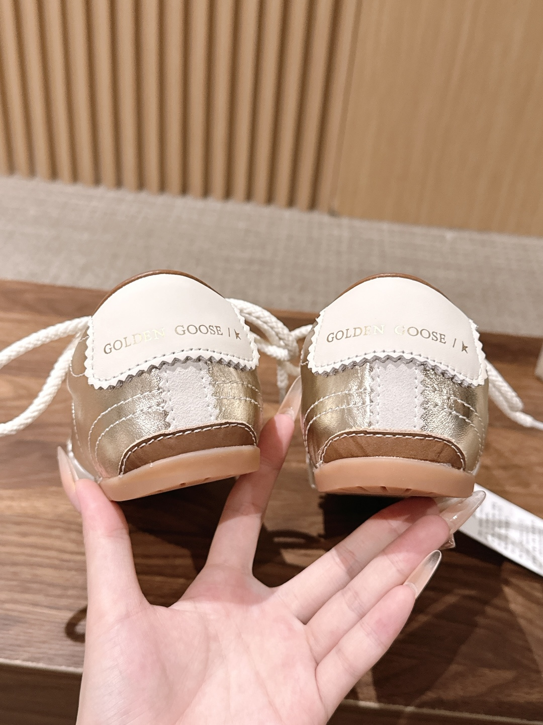 Golden Goose#脏脏鞋那可是无人不知、无人不晓的时尚单品,简直就是各路明星、网红、大咖们的最爱!毫不夸张地说, Golden Goose#脏脏鞋那可是无人不知、无人不晓的时尚单品,简直就是各路明星、网红、大咖们的最爱!毫不夸张地说,