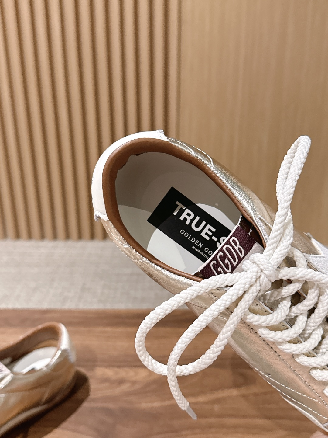 Golden Goose#脏脏鞋那可是无人不知、无人不晓的时尚单品,简直就是各路明星、网红、大咖们的最爱!毫不夸张地说, Golden Goose#脏脏鞋那可是无人不知、无人不晓的时尚单品,简直就是各路明星、网红、大咖们的最爱!毫不夸张地说,