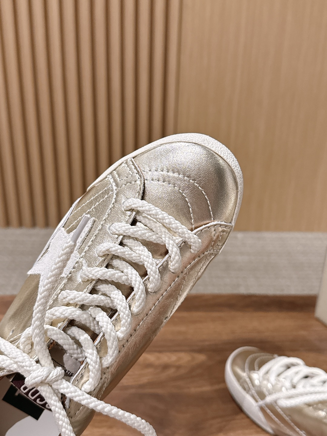 Golden Goose#脏脏鞋那可是无人不知、无人不晓的时尚单品,简直就是各路明星、网红、大咖们的最爱!毫不夸张地说, Golden Goose#脏脏鞋那可是无人不知、无人不晓的时尚单品,简直就是各路明星、网红、大咖们的最爱!毫不夸张地说,