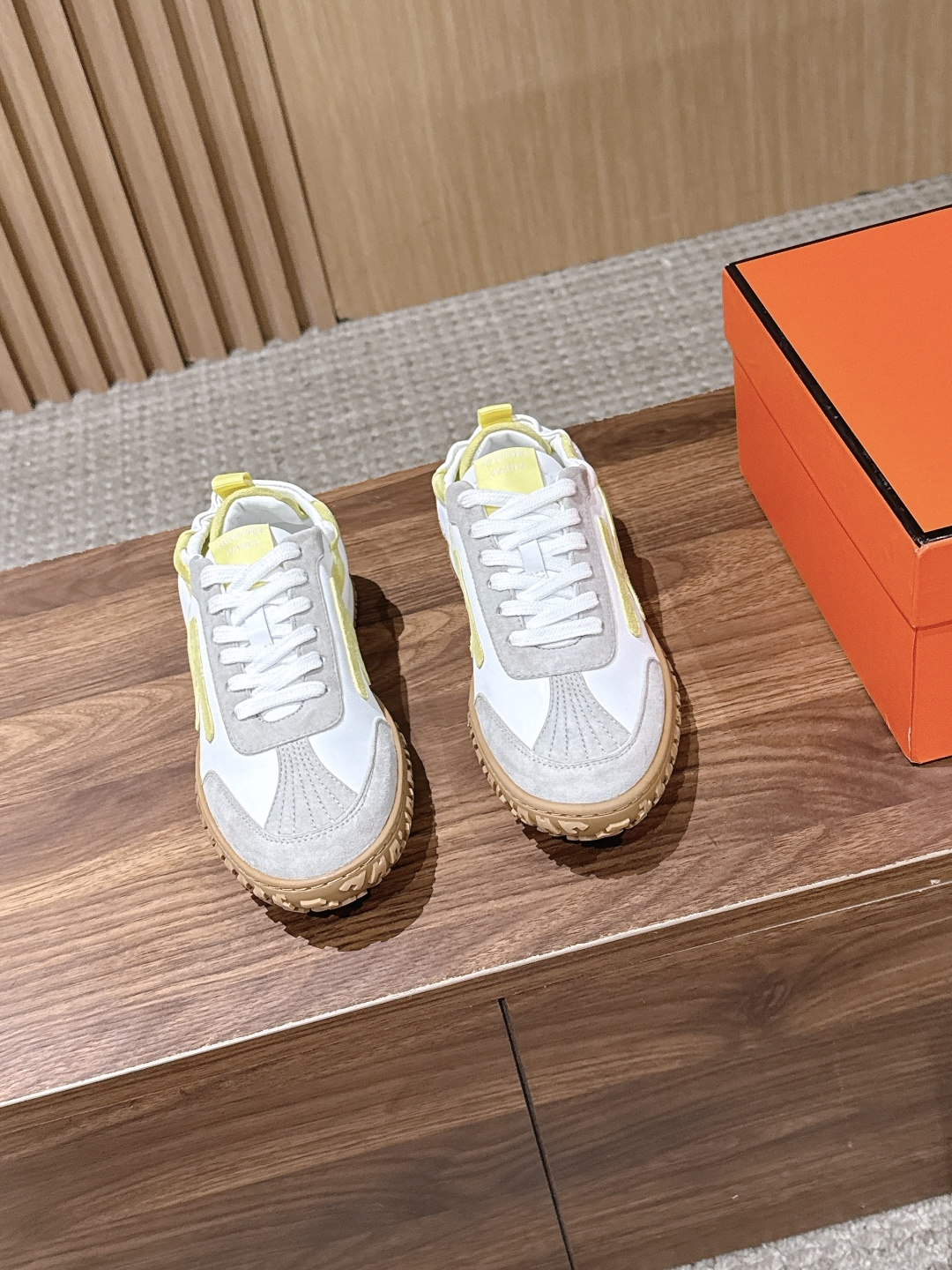 NO:902298,Men's code HERMES# Hermès new couple's Forrest training shoes, small white shoes, perforated soft calfskin sneakers, equipped with soles, decorated with classic Medor rivets, creating a comfortable and casual style. It can be matched casually. Very light and comfortable on the feet. Men's sneakers. Actual shots. The most worth buying Hermès men's sneakers. It is legendary that even if it is not available, it is a shoe trend that is fashionable, comfortable and versatile. Although the price has increased, the price is not expensive. The new colors are all very good-looking.  Compared with men's models, there are not so many choices for women's models, but they still look good, especially for couples. Imported cowhide frosted material, sheepskin lining, original molded outsole Size Women's size 35-40 (40 customized, non-refundable and non-exchangeable) Men's size 39-45 (45 customized, non-refundable and non-exchangeable), casual shoes/sports shoes, hermes, hermes, sneakers, cowhide, sheepskin19860909男码 HERMES# 爱马仕新款情侣阿甘德训鞋 小白鞋 镂孔柔软小牛皮运动鞋,配有鞋底,饰有经典Medor铆钉,打造舒适休闲风格.随意搭配 上脚非常轻便舒运动鞋男款实拍最值得的入手的爱马仕男款运动鞋传说中不配货也要买的鞋潮流 时尚 舒适 百搭 虽然涨价 但价格真不贵新出的配色都很好看 等女款相对男款,选择没有那么多不过也是很好看,尤其搭配情侣款感感 进口牛皮磨砂材质 羊皮内里 原版开模大底 Size 女码35-40（40定制不退不换） 男码39-45（45定制不退不换）,休闲鞋/运动鞋,hermes,hermes,sneakers,cowhide,sheepskin,Women's Shoes