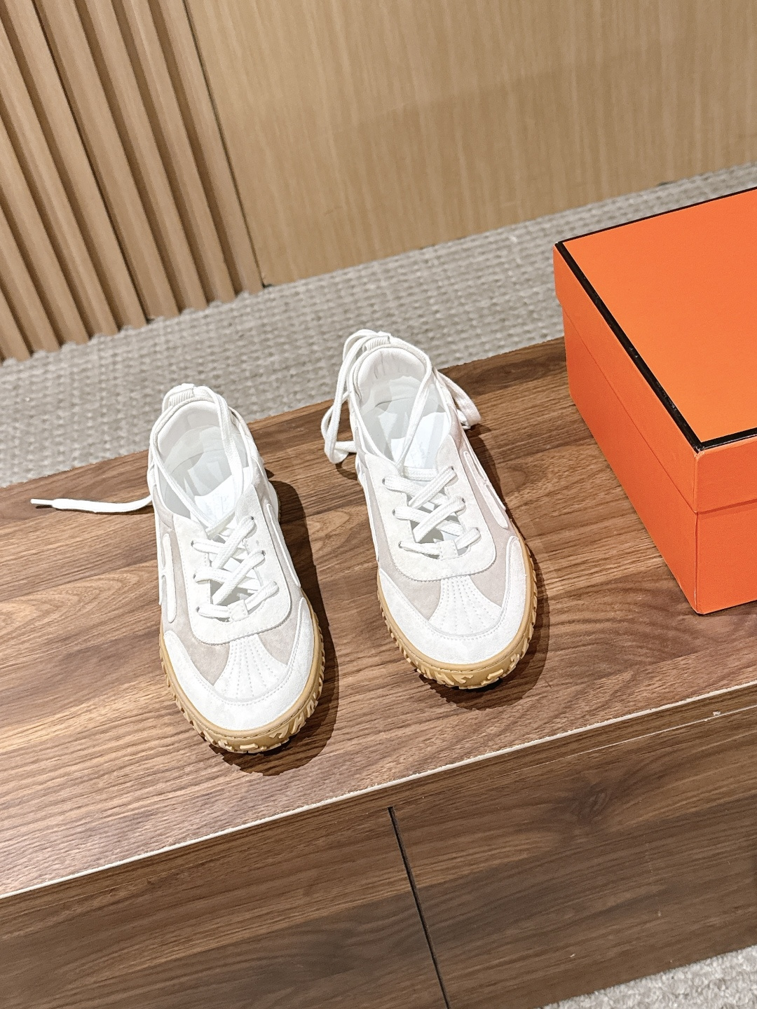 NO:902305,HERMES# Hermès' new women's Forrest training shoes, small white shoes, perforated soft calfskin sneakers, equipped with soles, decorated with classic Medor rivets, creating a comfortable and casual style. Match them as you like. Very light and comfortable on the feet. Men's sneakers. Actual shots. The most worthwhile Hermès men's sneakers. The legendary shoe trend that you must buy even if it is not available. Fashionable, comfortable and versatile. Imported cowhide nubuck material. Sheepskin lining. Original molded outsole.  Size36-40 (40 customized, non-refundable and non-exchangeable), casual shoes/sports shoes, hermes, hermes, sneakers, cowhide, sheepskin19860909HERMES# 爱马仕新款女士阿甘德训鞋 小白鞋 镂孔柔软小牛皮运动鞋,配有鞋底,饰有经典Medor铆钉,打造舒适休闲风格.随意搭配 上脚非常轻便舒运动鞋男款实拍最值得的入手的爱马仕男款运动鞋传说中不配货也要买的鞋潮流 时尚 舒适 百搭 进口牛皮磨砂材质 羊皮内里 原版开模大底 Size36-40（40定制不退不换）,休闲鞋/运动鞋,hermes,hermes,sneakers,cowhide,sheepskin,Women's Shoes