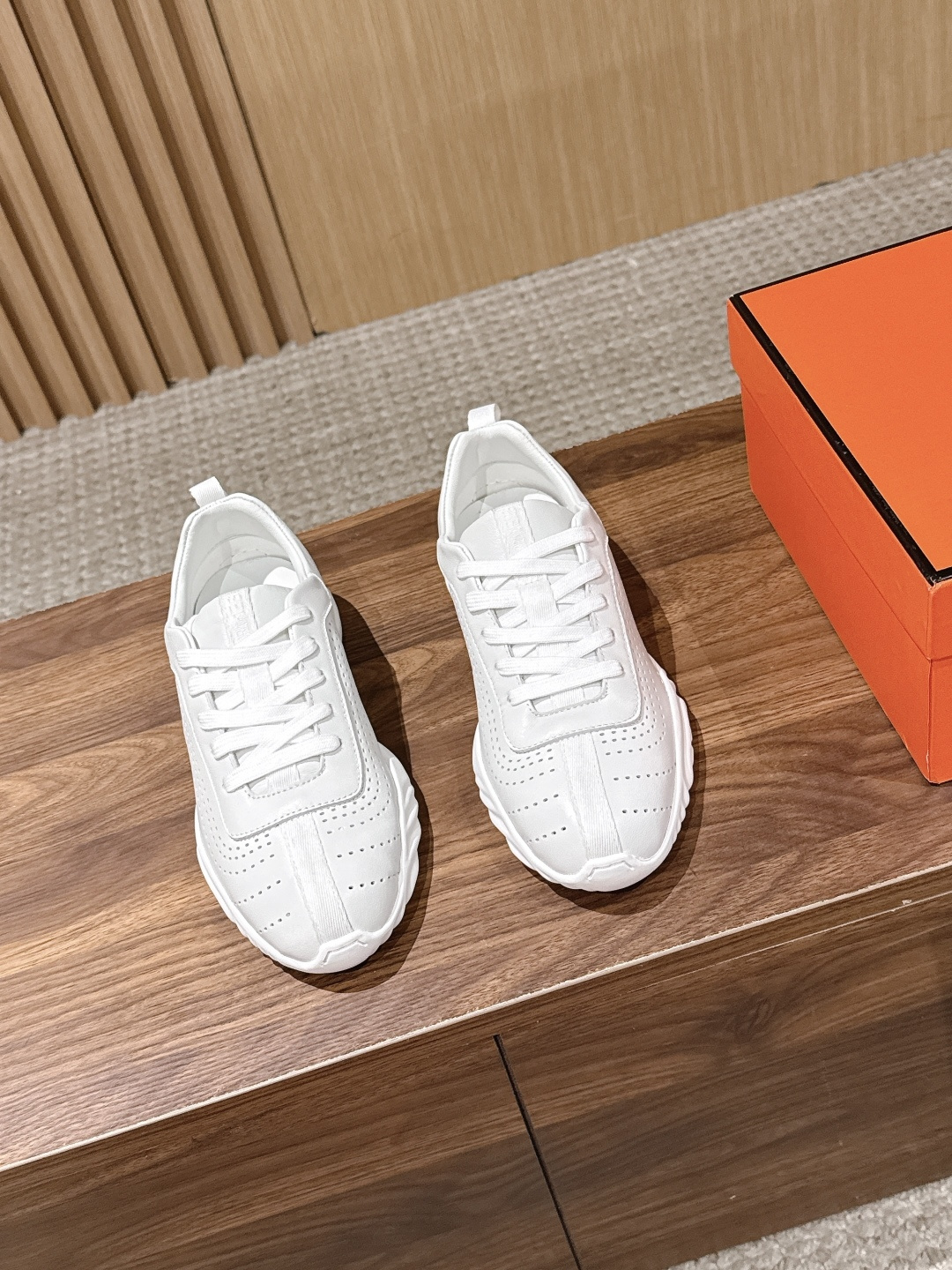 NO:902313,Men +10 HERMES #Hermes Couple Casual Shoes Suede and spliced ​​cowhide sneakers. Light sole decorated with contrasting patterns to create a versatile fashion style Original open molded outsole Size Women's size 35-39/40 Customized Men's size 39-44/45 Customized, casual shoes/sports shoes, hermes, hermes, sneakers, cowhide, chamois leather19860909男＋10 HERMES #爱马仕情侣款休闲鞋 麂皮搭拼接牛皮运动鞋.轻盈鞋底装饰撞色图案,打造百搭时尚风格 原版开模大底 Size女码35-39 /40定做 男码39-44 /45定做,休闲鞋/运动鞋,hermes,hermes,sneakers,cowhide,chamois leather,Women's Shoes