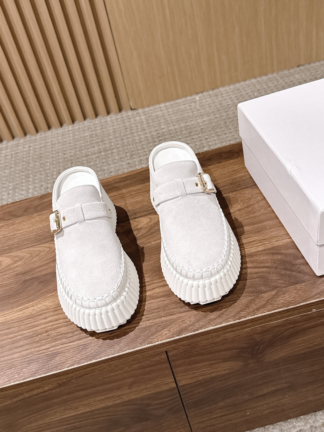 NO:902278,CHLOE's new thick-soled white shoes, half-slippers, casual shoes, original soles, all hand-threaded, all positions are just right, Internet celebrity hot style, top leisure vacation series. Big celebrities and Internet celebrities unanimously pursue this style, and it is even out of stock. It is hard to find. An indispensable single item slippers in midsummer, very attractive and fashionable sports style, show your elegance, lightness, slimming, and white feet in your way. Fabric imported cowhide, original molded fabric  Outsole Rubber outsole/ultra-light wear-resistant velvet combination Size#35-40 (custom-made for 40 units, non-refundable), half drag, chloe, loewe, slippers, cowhide19860909CHLOE 蔻依新款厚底小白鞋 半拖 休闲鞋 原版鞋底,全手工穿线,所有的位置刚刚好 ,网红爆款,顶级休闲度假系列 大咖网红一致追求此款,更是断货一度难求 盛夏不可缺少的单品拖鞋,上脚极具吸引时髦运动风尚,以你的方式彰显你的优雅、轻便、显瘦、显脚白 面料进口牛皮 原版开模布料 大底橡胶大底/超轻耐磨绒组合 Size#35-40（40订做不退换）,半拖,chloe,loewe,slippers,cowhide,Women's Shoes