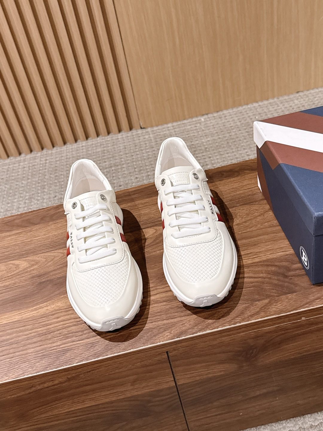 NO:902263,[Made in Guangzhou] BALLY thick-soled leather casual sports shoes for men. Made of imported first-layer calfskin, it has a classic running shoe shape. It is decorated with B's classic red and white striped leather logo on both sides, and the Bally letter logo is embellished with silk screen printing on the outside and tongue. It is fully personalized and highly recognizable. It is equipped with logo cowhide feet, cowhide lining, and a two-color rubber outsole, which is extremely comfortable for the upper foot and has a visible texture. Standard leather shoe size  尺码39/40/41/42/43/44,休闲鞋/运动鞋,bally,sneakers,cowhide19860909【莞产】BALLY 巴利 厚底皮革休闲运动男鞋 这款采用进口头层小牛皮面制成,经典运行鞋版型,两侧饰有B家经典红白条纹皮革标识,外侧及鞋舌丝印Bally字母标志点缀,个性化十足,辨识度极高,配徽标牛皮垫脚,牛皮内里,搭配双色橡胶大底,上脚极度舒适,质感可见. 标准皮鞋尺码 尺码39/40/41/42/43/44,休闲鞋/运动鞋,bally,sneakers,cowhide,Women's Shoes