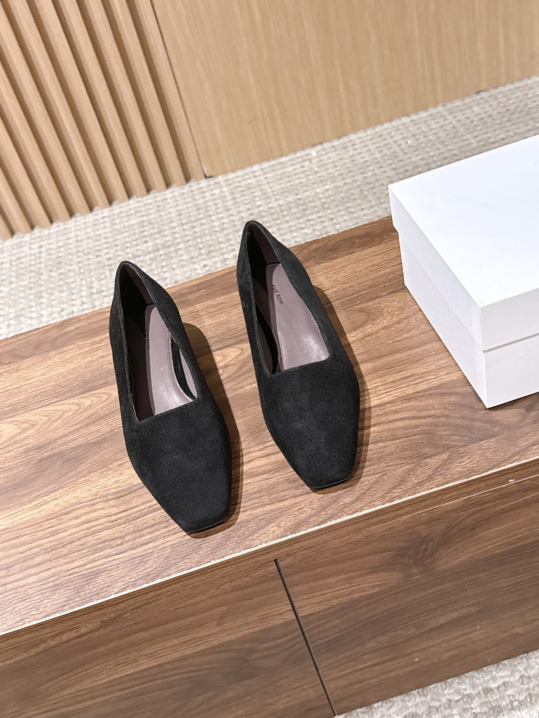 NO:902258,[Made in Guangzhou] THE ROW square-toe wedge-heeled sheep suede plain shoes. They have a quiet and luxurious feel, which is attributed to minimalism itself. The imported sheep suede fabric is selected, the suede surface is fine and moist, the matte matte texture is high-end, the touch is soft and skin-friendly, and after repeated softening treatment, the upper foot fits the foot without a sense of restraint.  Integrated mixed sheepskin lining + memory insole of the same material, the wrapping feeling is like a second layer of skin, and the feet will not be tired after long-term wear; the neat geometric square toe cut weakens the sharpness and makes the foot shape slimmer; the shallow low V shoe opening design exposes the ankle line, which is lazy and delicate  Italian handcrafted genuine leather outsole, wear-resistant and flexible, quiet and comfortable when walking. Solid color without unnecessary decoration, black is smart and neat, dark brown is retro and gentle, suitable for all scenes of commuting, daily life, and dating. It is a timeless basic god in a low-key wardrobe. Black/caramel brown two-color optional, suitable for any outfit, trousers and skirts, low-key and noble, essential shoes for commuting. Fabric: Imported Sheep King suede Lining: Imported mixed sheepskin Feet: Imported mixed sheepskin  Outsole: Imported Italian genuine leather outsole with TPU injection in the forefoot. Size 35-40. 40 non-returnable. Single shoes, skirts, sheepskin, sheep, chamois leather, Leather soles19860909【莞产】THE ROW 方头坡跟羊反绒素面单鞋 静谧奢感,归于极简本身. 甄选进口羊反绒麂皮面料,绒面细腻温润,哑光雾面质感高级,触感软糯亲肤,经过反复柔化处理,上脚贴合脚面无束缚感. 一体式混种羊皮内里+同材质记忆鞋垫,包裹感如同第二层肌肤,久穿不累脚；利落几何方头剪裁,弱化锋芒,修饰脚型更纤细；浅口低V鞋口设计,露出脚踝线条,慵懒又精致 意大利手工精制真皮大底,耐磨柔韧,行走静音舒适.纯色系无多余装饰,黑色干练利落、深棕复古温柔,通勤、日常、约会全场景适配,是低调衣橱里永不过时的基础神 黑色/焦糖棕双色可选,不挑穿搭,裤装半裙全都能搭,低调显贵气,通勤必备单鞋 面料 进口羊京麂皮绒 内里 进口混种羊皮 垫脚 进口混种羊皮 大底 进口意大利真皮大底前掌tpu射出 码数35-40 40不退换,单鞋,skirts,sheepskin,sheep,chamois leather,Leather soles,Women's Shoes
