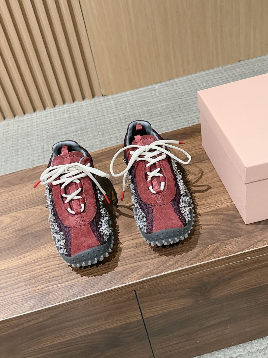 NO:905596,Miu Miu 26ss summer new rhinestone sequin De Xun sneakers are rhinestone sequin De Xun casual shoes with a delicate, sweet and luxurious retro atmosphere. The sides are decorated with rhinestones and sequins. The diamond surface is full and shiny. The shoe body lines are simple and smooth. The widened footbed accommodates all types of feet. It is friendly to wide and thick feet. The double shoelace style is easy to put on and take off, and the tightness can be adjusted freely.  Suitable for sweet girls' casual style and retro wear, no matter the foot shape. Taking into account the exquisite tonality and upper foot comfort, if you want a pair of casual shoes for girls with a full sense of atmosphere, these rhinestone sequin moral training shoes are the first choice for spring and summer wear. Upper cow suede/cloth, inner sheepskin outsole TPU outsole size 35-40 (customized in size 40, non-returnable), casual shoes/sports shoes, miumiu, sneakers, sheepskin19860909Miu Miu 26ss夏季新款水钻亮片德训运动鞋 自带精致甜奢复古氛围感的水钻亮片德训休闲鞋,侧边点缀满幅水钻与亮片装饰,钻面饱满闪耀,鞋身线条简约流畅,加宽鞋床包容各类脚型,对宽脚、厚脚都很友好,双鞋带系带款式穿脱便捷,松紧可以自由调节. 适配甜妹休闲风与复古穿搭,不挑脚型.兼顾精致调性与上脚舒适度,想要一双氛围感满满的少女休闲鞋,这款水钻亮片德训鞋是春夏穿搭的优选单品. 鞋面牛反绒/布 内里羊皮 大底TPU大底 size35-40（40码定制不退换）,休闲鞋/运动鞋,miumiu,sneakers,sheepskin,Women's Shoes